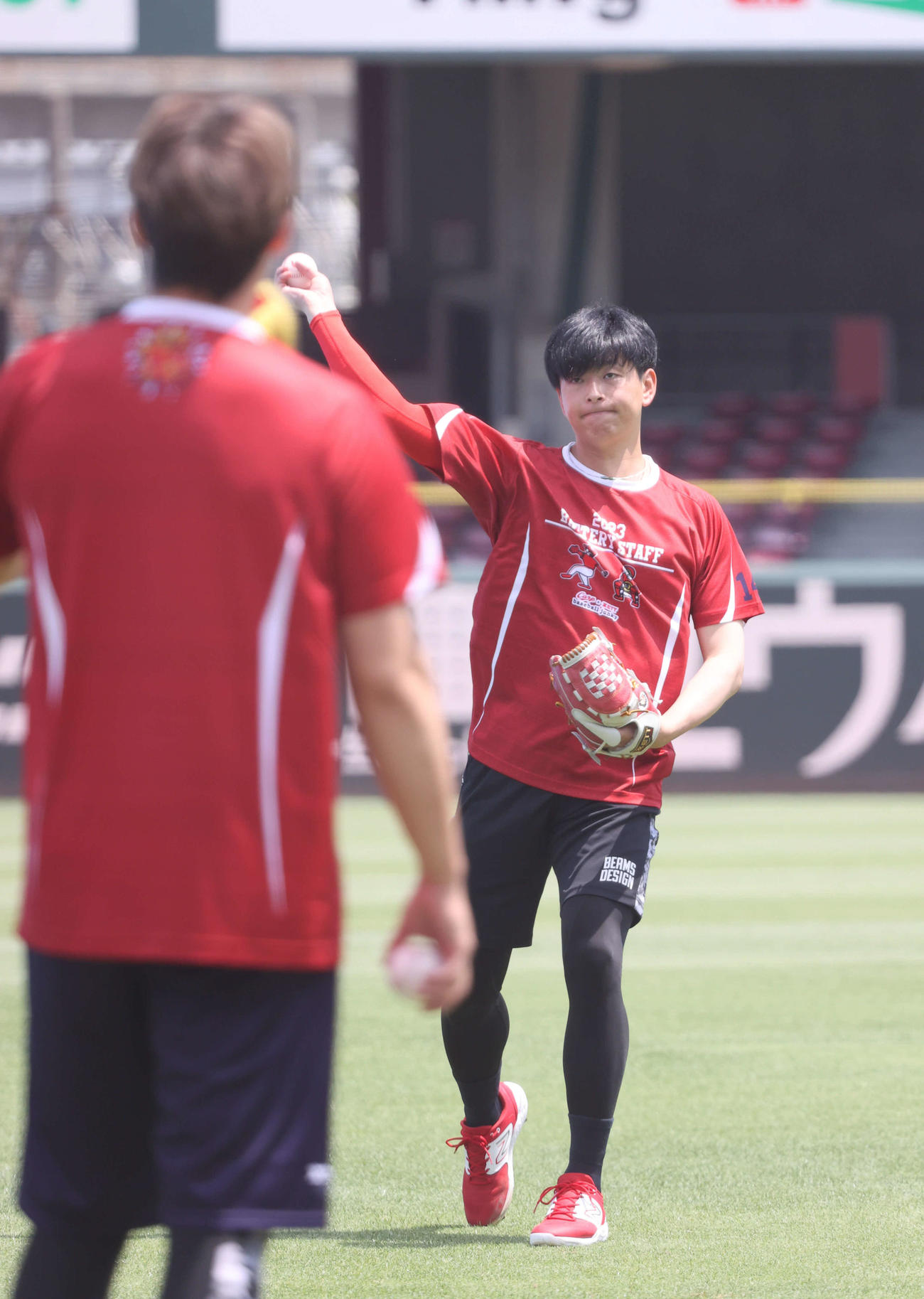 九里（手前）とキャッチボールをする大瀬良（撮影・加藤孝規）