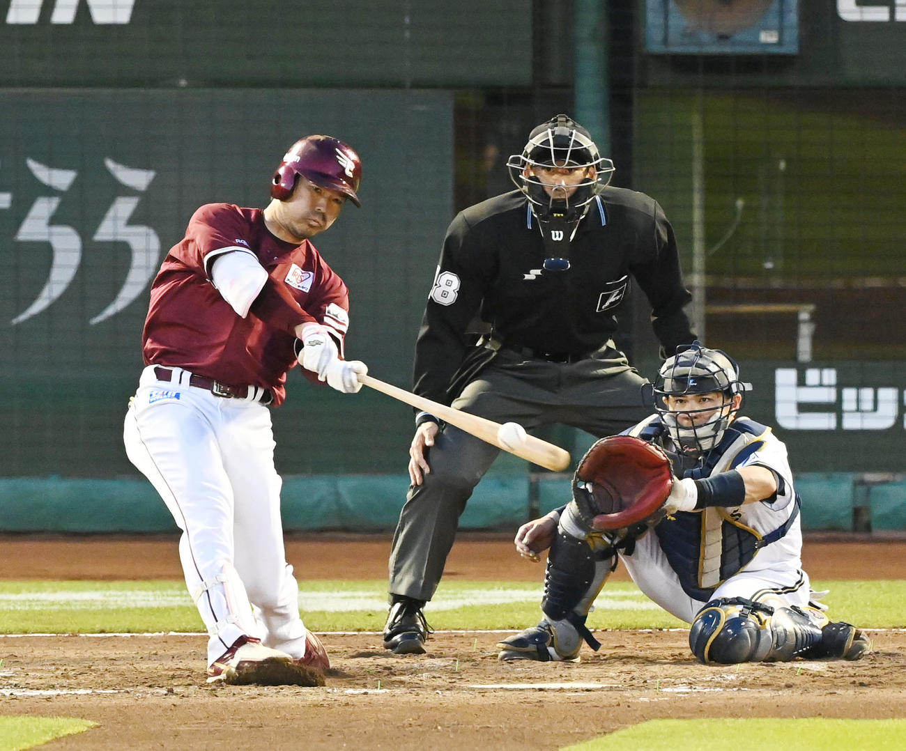 オリックス対楽天　4回表楽天2死一塁、島内は右越えに通算100号となる先制2点本塁打を放つ（撮影・前岡正明）