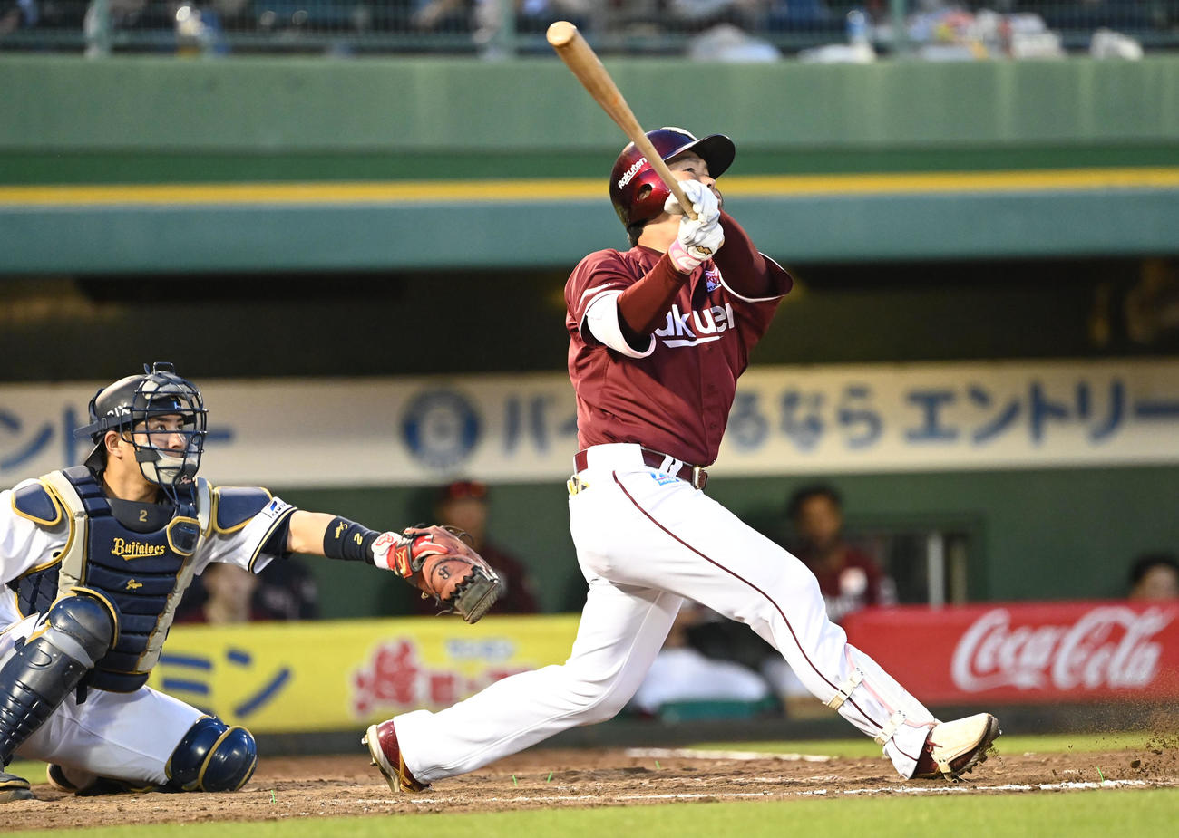 オリックス対楽天　4回表楽天2死一塁、右越えに通算100号となる2点お本塁打を放つ島内（撮影・和賀正仁）