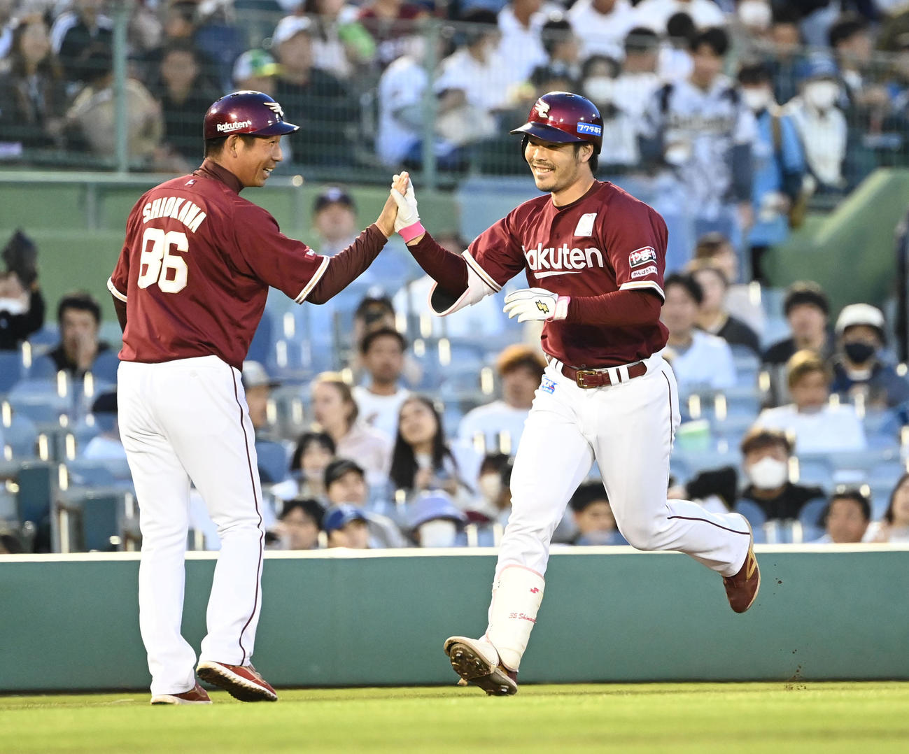 オリックス対楽天　4回表楽天2死一塁、右越えに通算100号となる2点お本塁打を放った島内は笑顔で三塁を回る（撮影・和賀正仁）