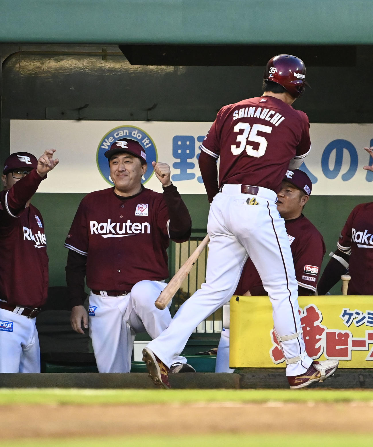 オリックス対楽天　4回表楽天2死一塁、右越えに通算100号となる2点お本塁打を放った島内は石井監督とタッチ（撮影・和賀正仁）