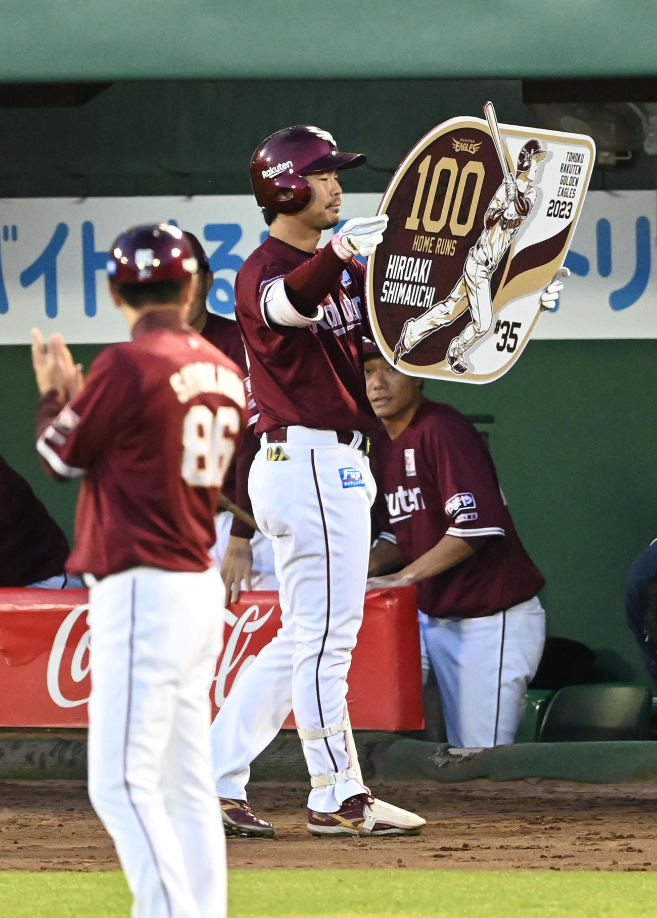 オリックス対楽天　4回表楽天2死一塁、右越えに通算100号となる先制2点本塁打を放った島内は記念ボードを手にファンの声援に応える（撮影・前岡正明）