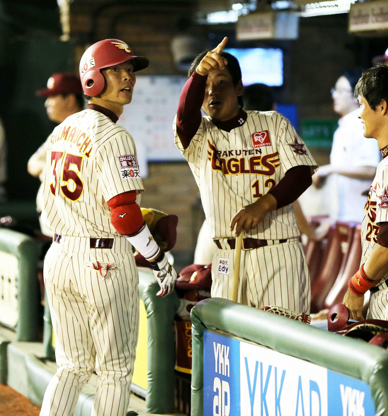 プロ初本塁打を放った島内（左）は、草野から人形を観客席に投げ入れることを教えられる（2012年8月24日撮影）