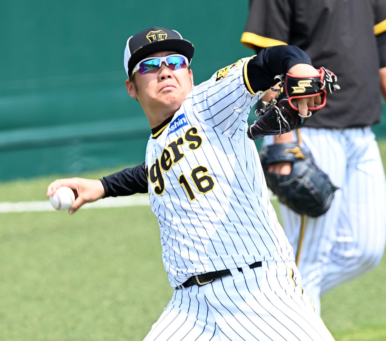 キャッチボールで調整する西勇（撮影・前岡正明）