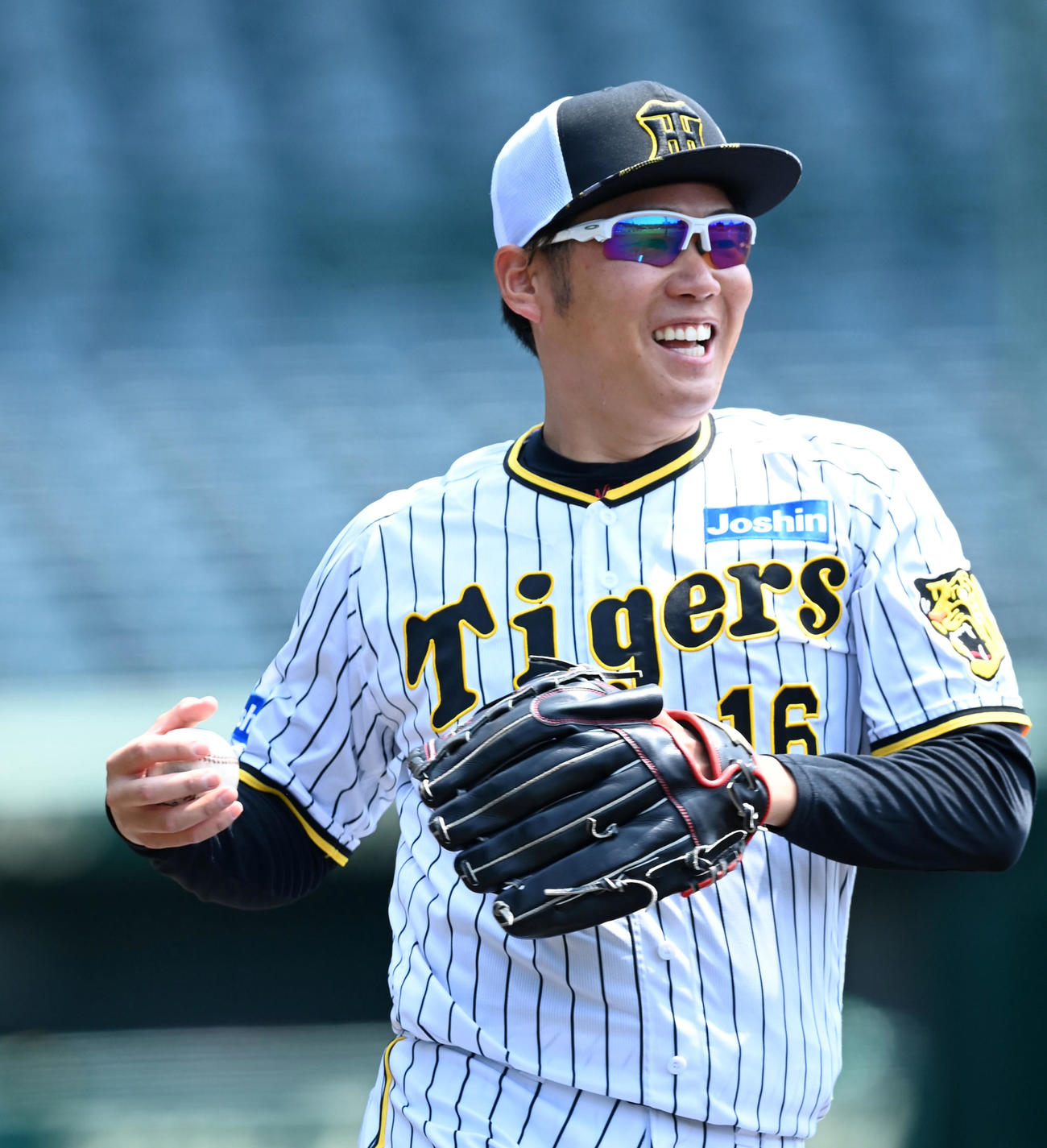 笑顔で投内連係を行う西勇（撮影・前岡正明）