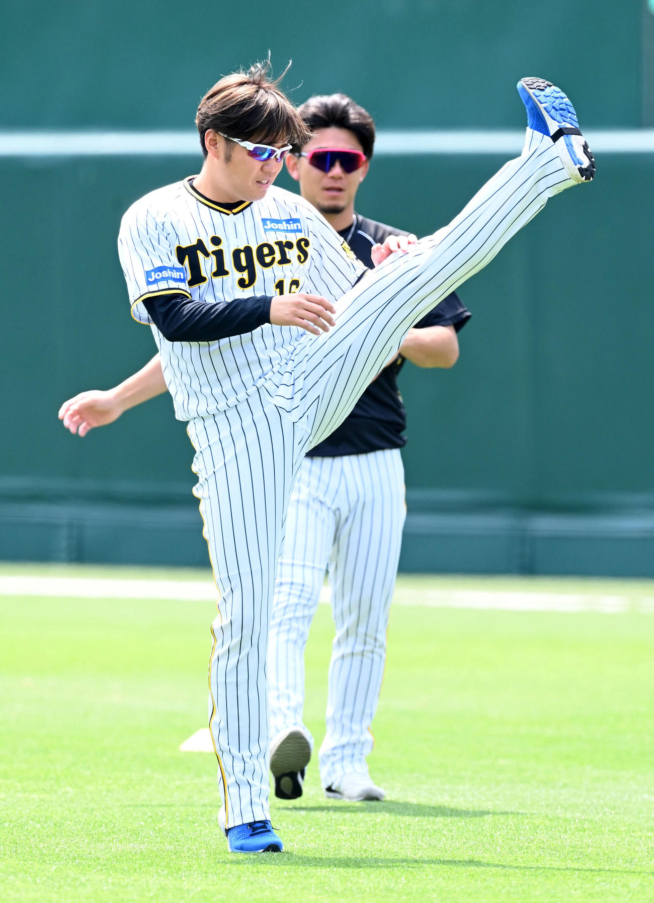 ウオームアップを行う西勇（撮影・前岡正明）