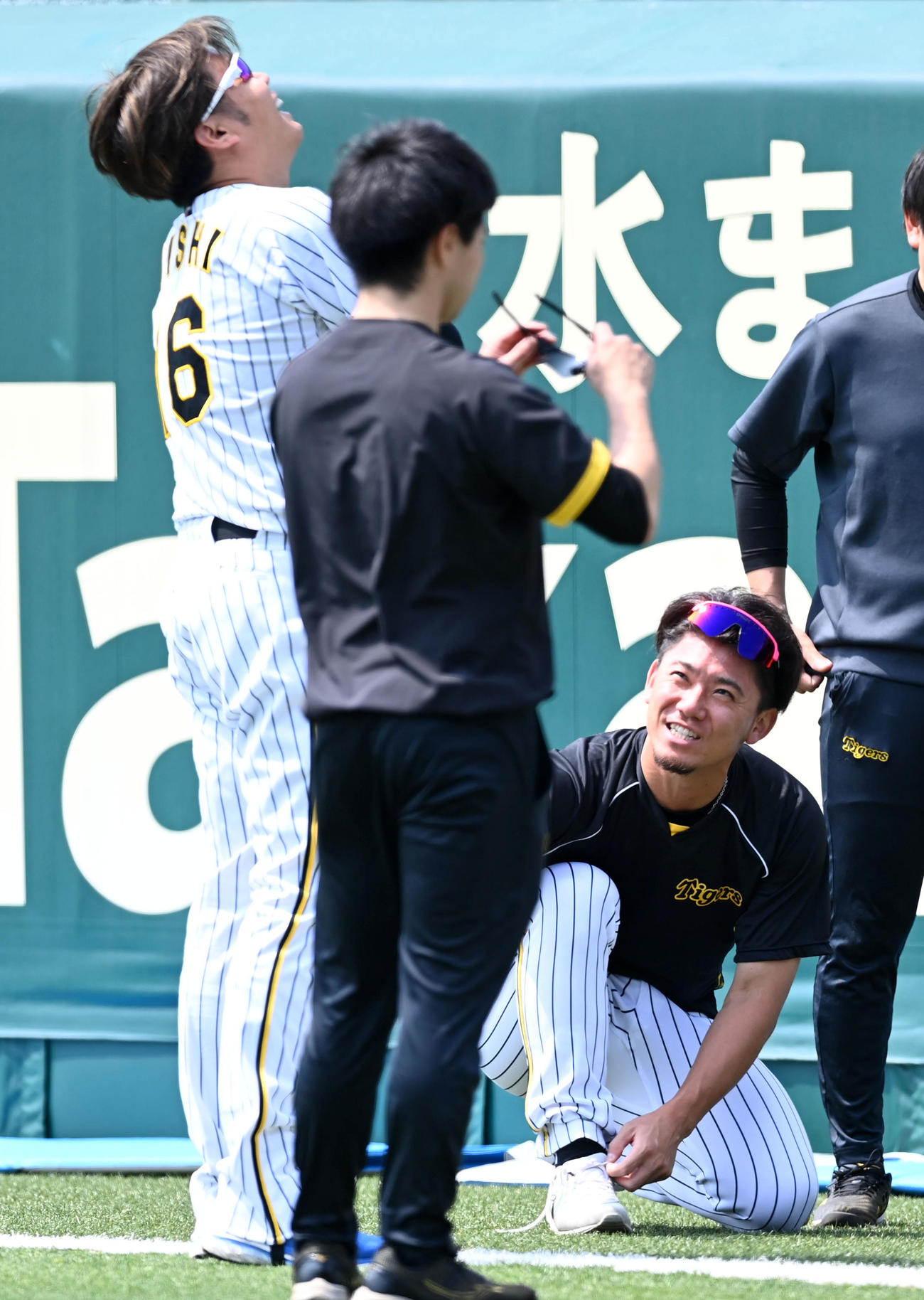 西勇（左）と談笑すると伊藤将（撮影・前岡正明）
