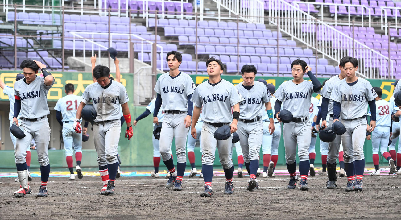 近大対関大　近大に敗れ優勝を逃し肩を落とす関大ナイン（撮影・和賀正仁）