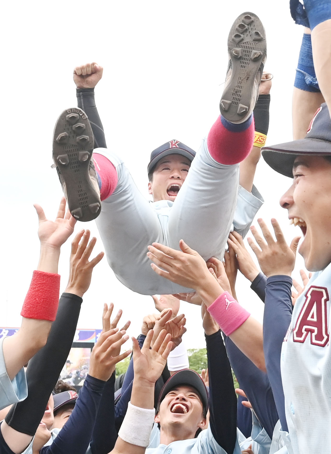 近大対関大　ナインから胴上げされる近大・坂下主将（撮影・和賀正仁）