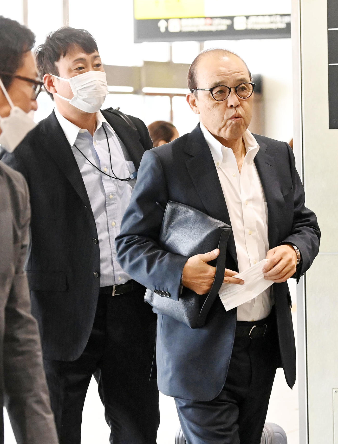 ヤクルト戦に向けて東京へ移動する阪神岡田監督（撮影・前岡正明）