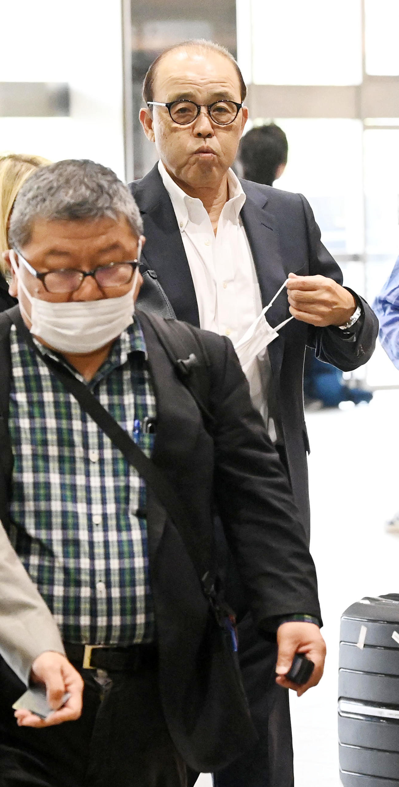ヤクルト戦のため東京へ移動する阪神岡田監督（撮影・前岡正明）