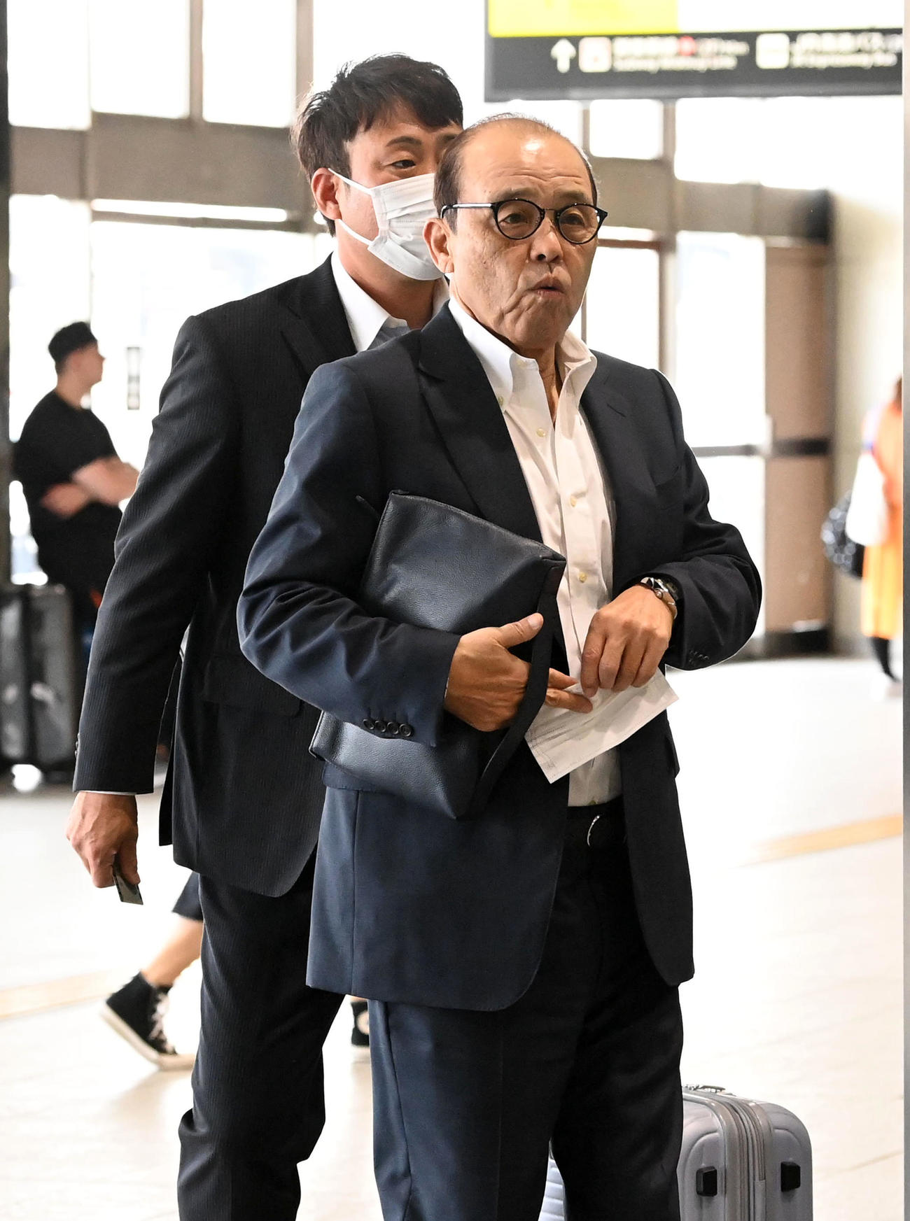 ヤクルト戦のため東京へ移動する阪神岡田監督（撮影・前岡正明）