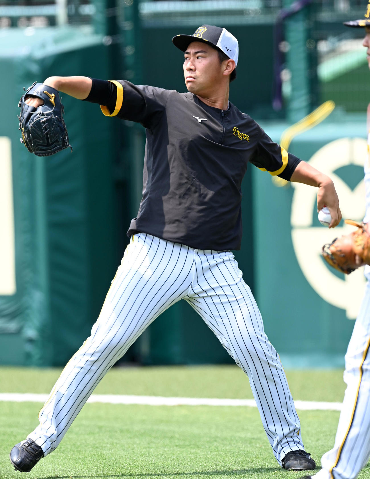 キャッチボールを行う桐敷（撮影・前岡正明）