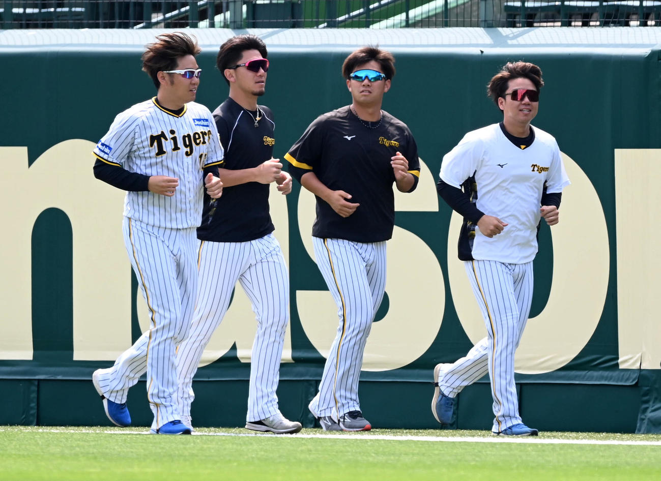 外野を走る、左から西勇、伊藤将、桐敷、村上（撮影・前岡正明）