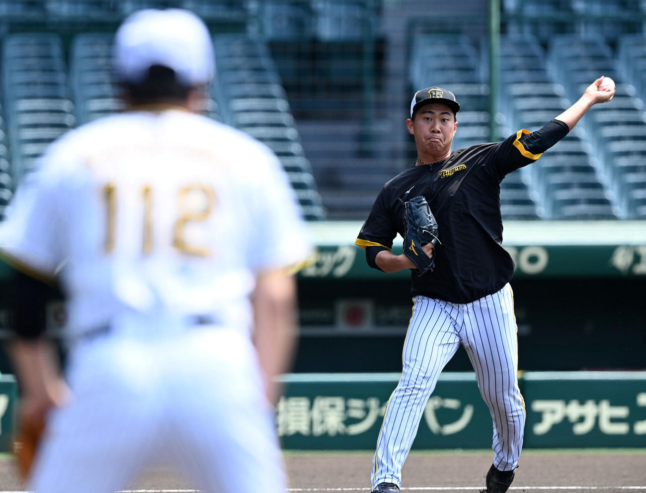 投内連係を行う桐敷（撮影・前岡正明）
