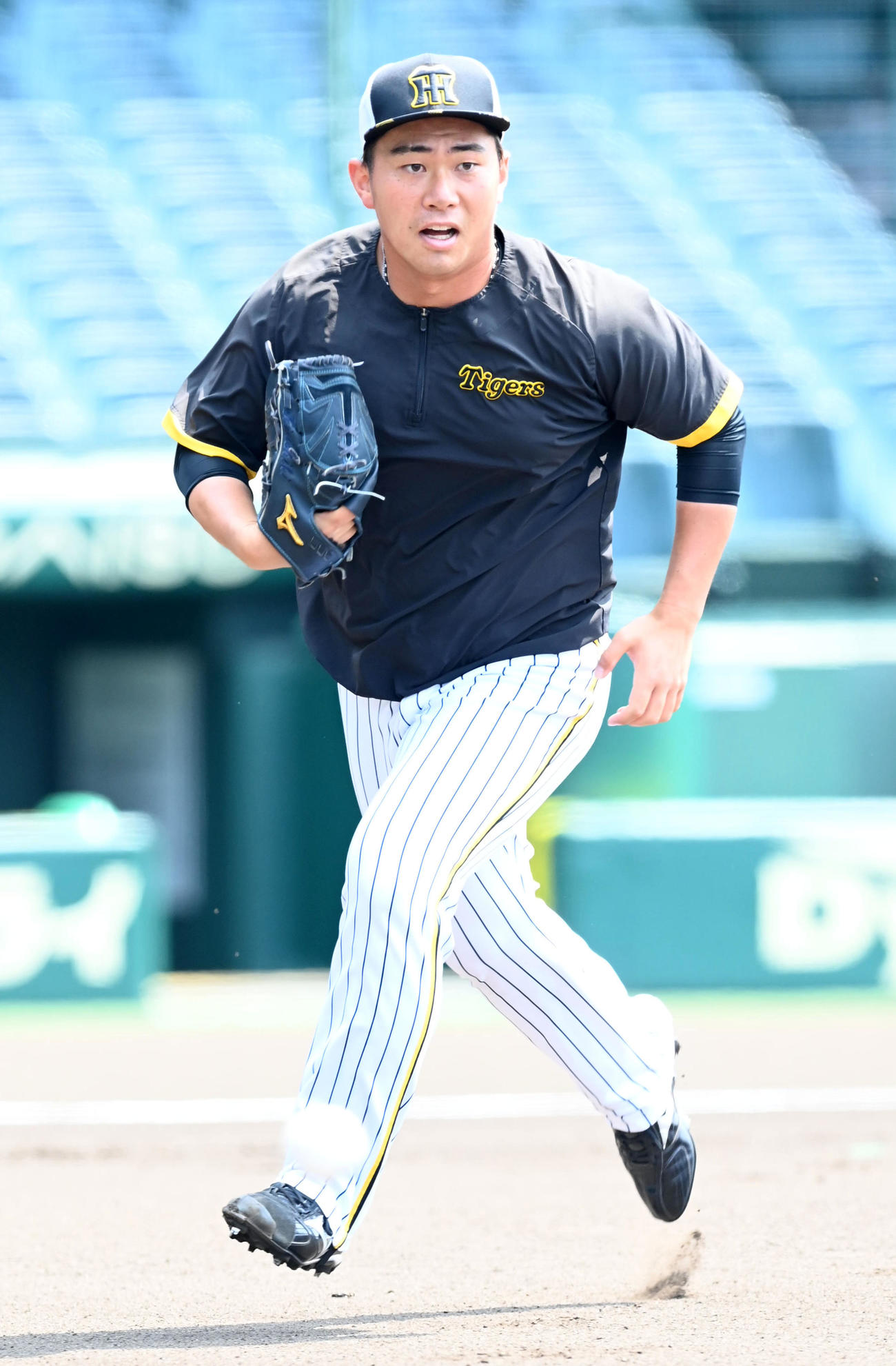 投内連係を行う桐敷（撮影・前岡正明）