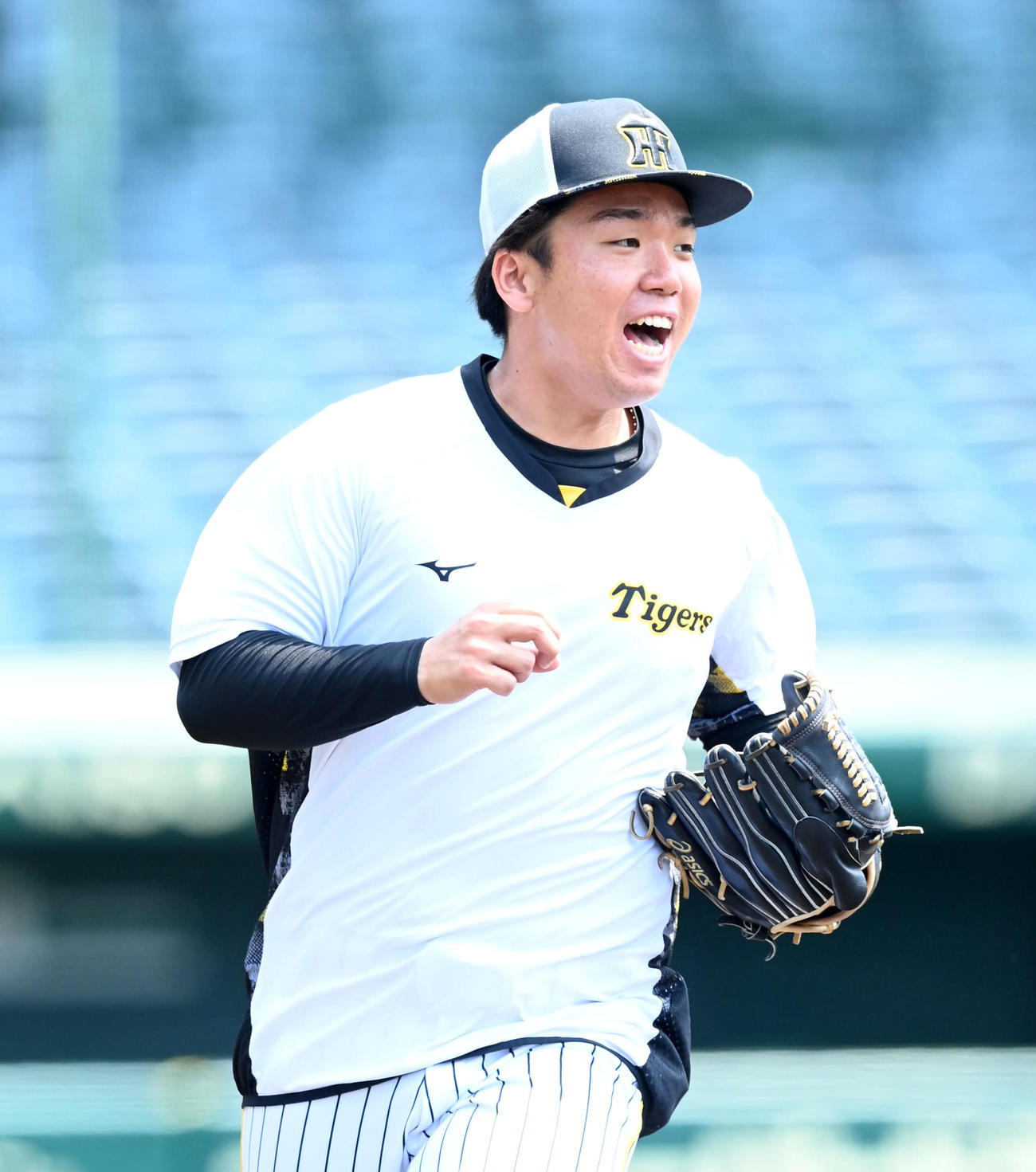 投内連係を行う阪神村上（撮影・前岡正明）