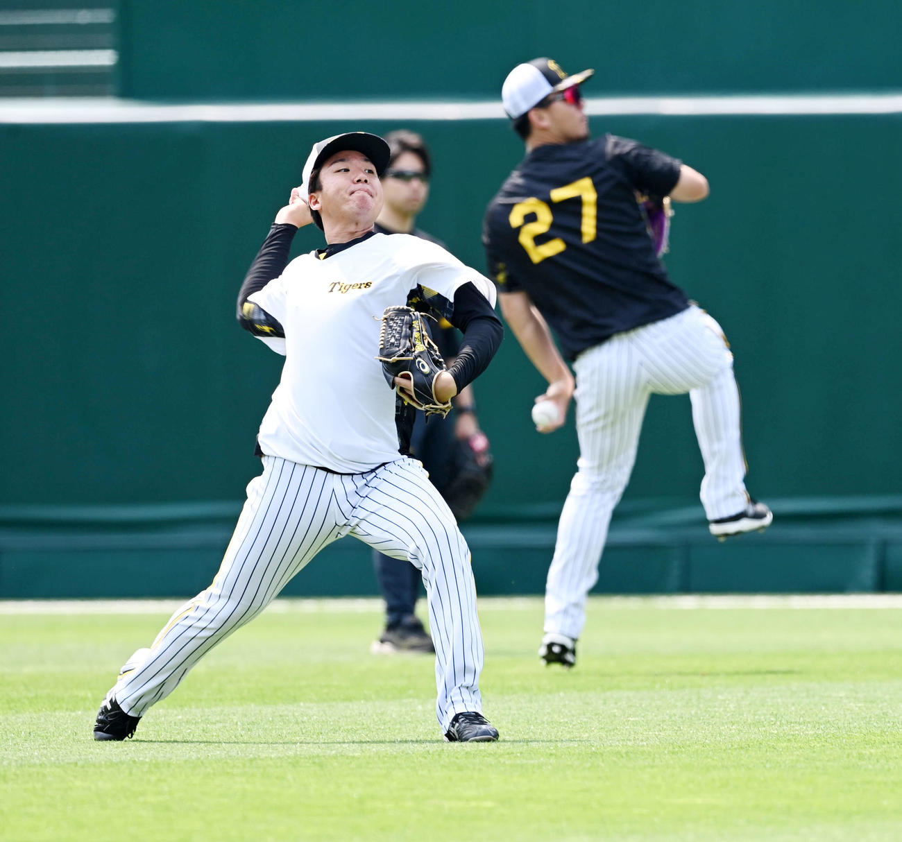 キャッチボールを行う阪神村上（左）と伊藤将（撮影・前岡正明）