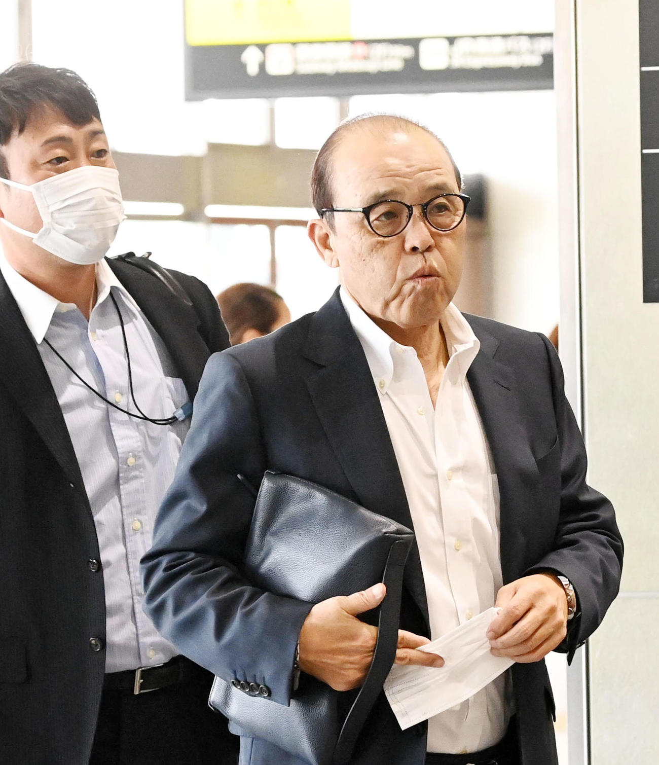 ヤクルト戦に向けて東京へ移動する阪神岡田監督（撮影・前岡正明）