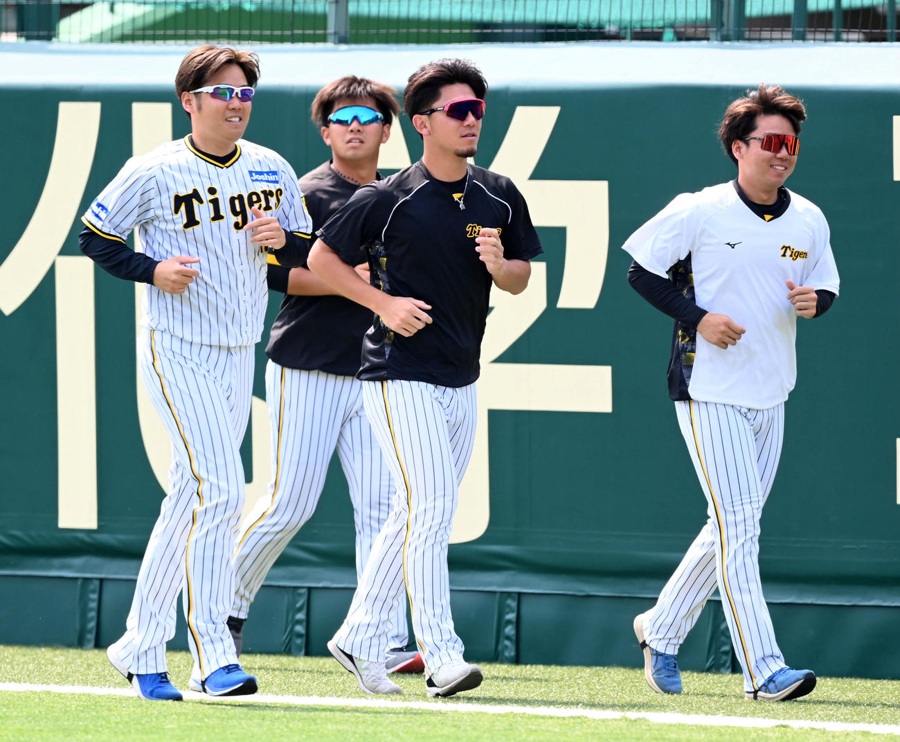 外野でランニングを行う、左から西勇輝、桐敷拓馬、伊藤将司、村上頌樹（撮影・前岡正明）