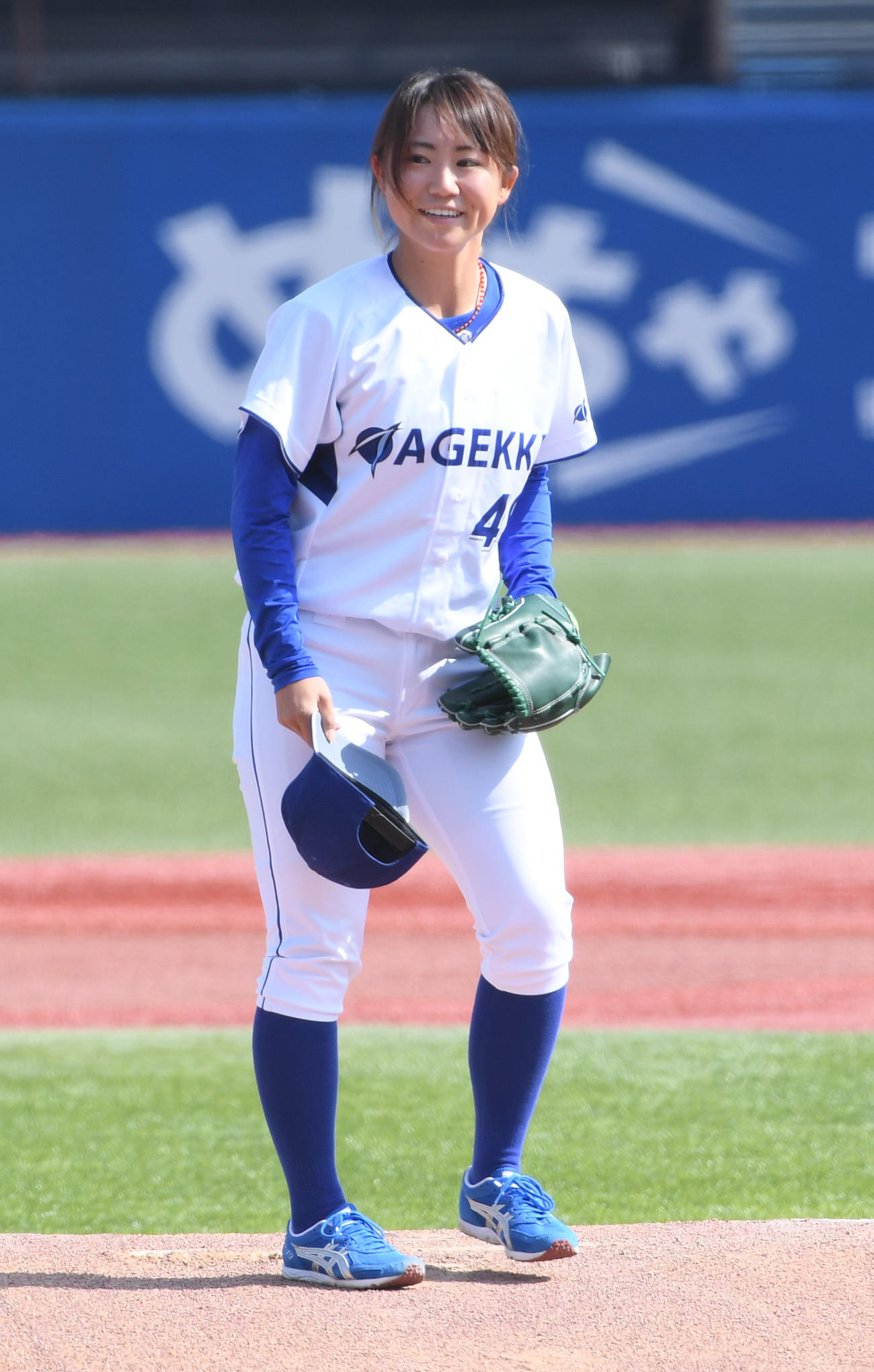 駒大対日大戦の前に、始球式を務めたエイジェック女子硬式の吉田えり（2022年4月12日撮影）