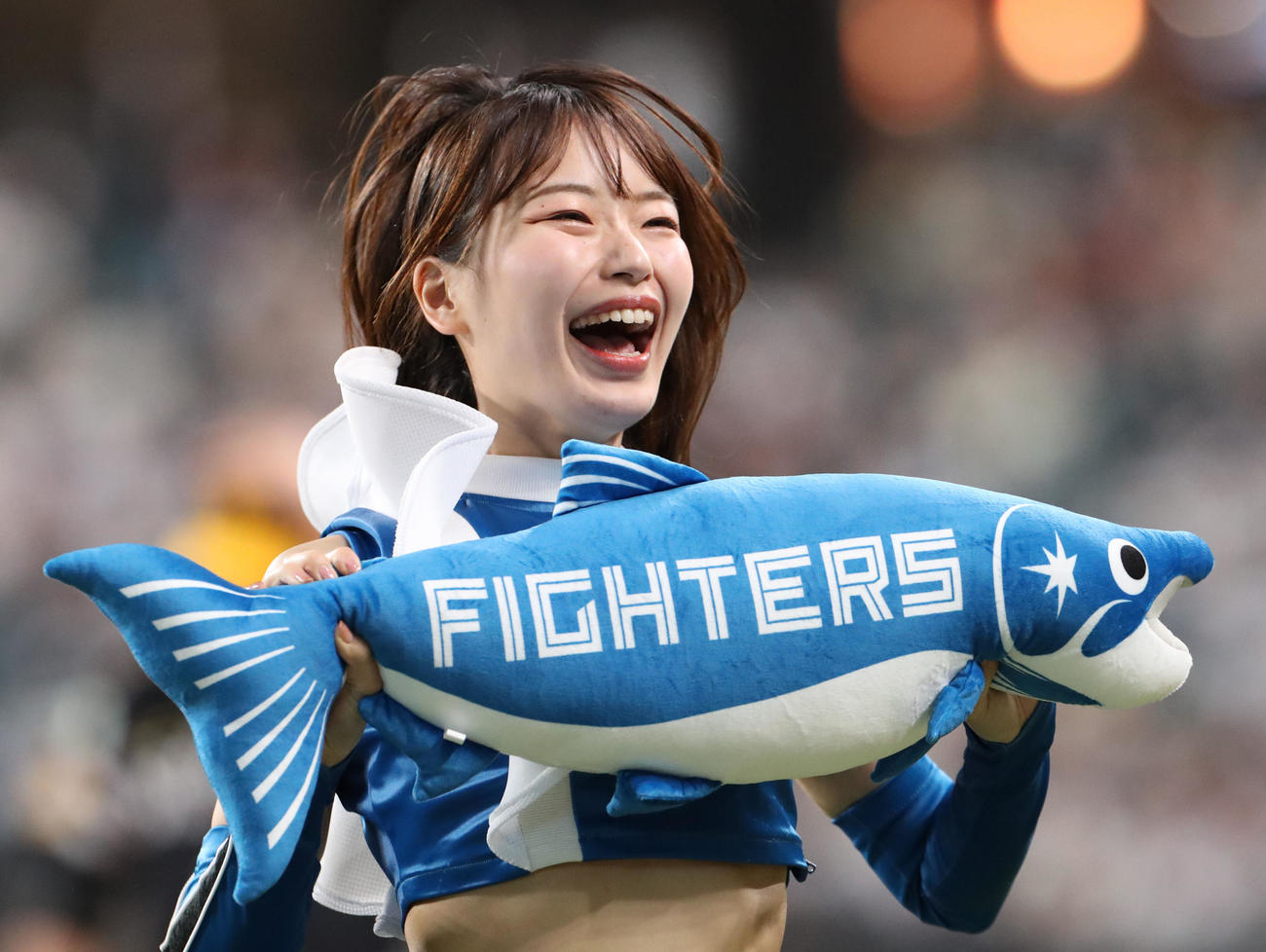日本ハム対ソフトバンク　「しゃけまる」を持ってダンスをするファイターズガールの辻菜穂子さん「（撮影・佐藤翔太）