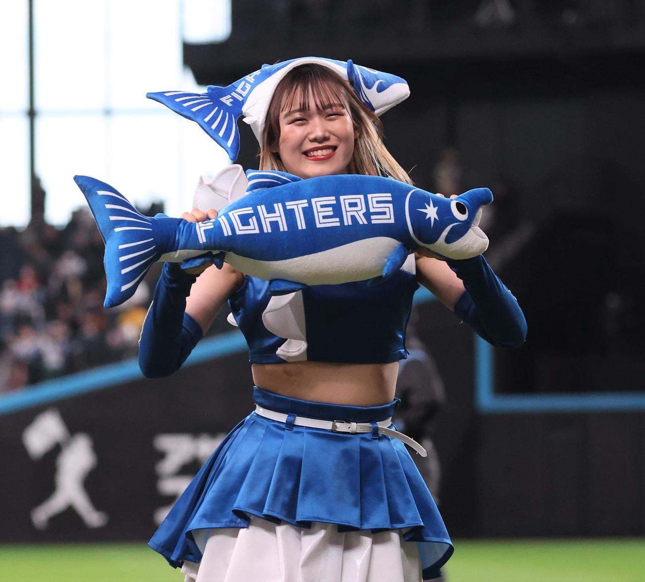 日本ハム対ソフトバンク　ダンスを踊るファイターズガールの讃岐花笑さん（撮影・黒川智章）