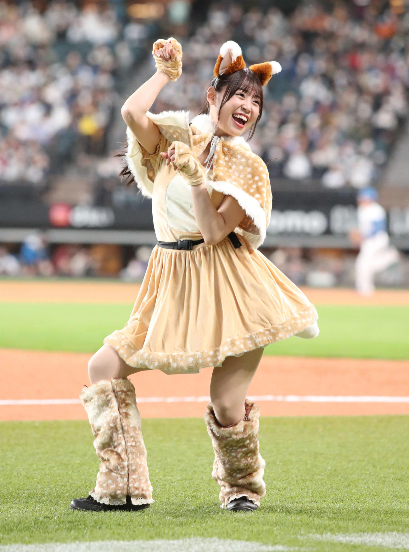 日本ハム対ソフトバンク　新コスチュームで「きつねダンス」を踊るファイターズガールの竹市琴美さん（撮影・佐藤翔太）