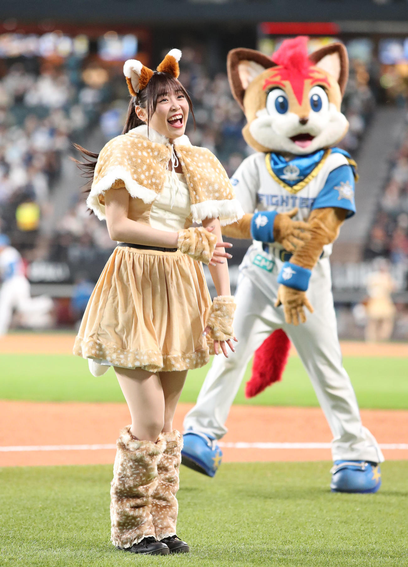 日本ハム対ソフトバンク　新コスチュームで「きつねダンス」を踊るファイターズガールの竹市琴美さん（撮影・佐藤翔太）