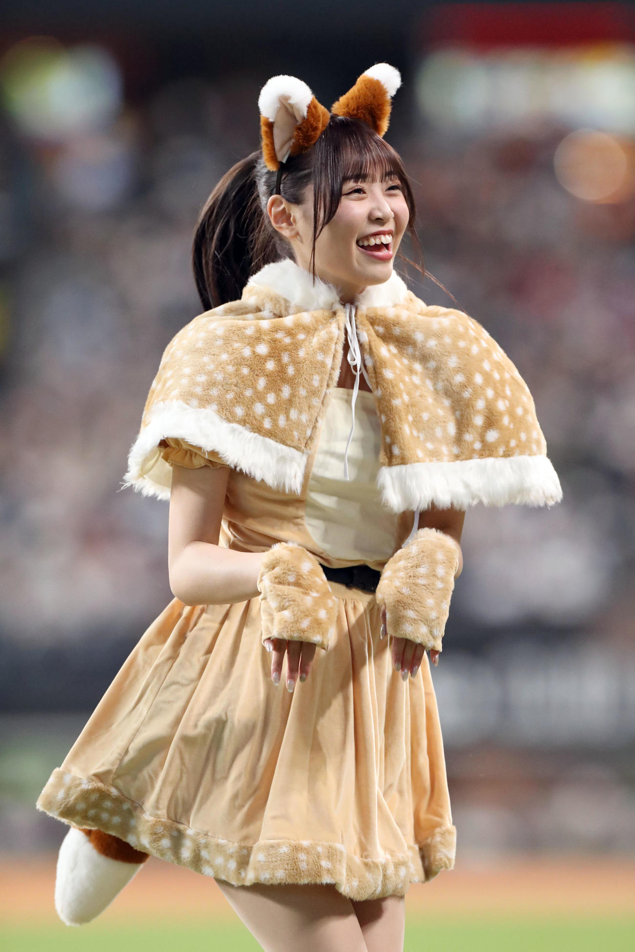 日本ハム対ソフトバンク　新コスチュームで「きつねダンス」を踊るファイターズガールの竹市琴美さん（撮影・佐藤翔太）