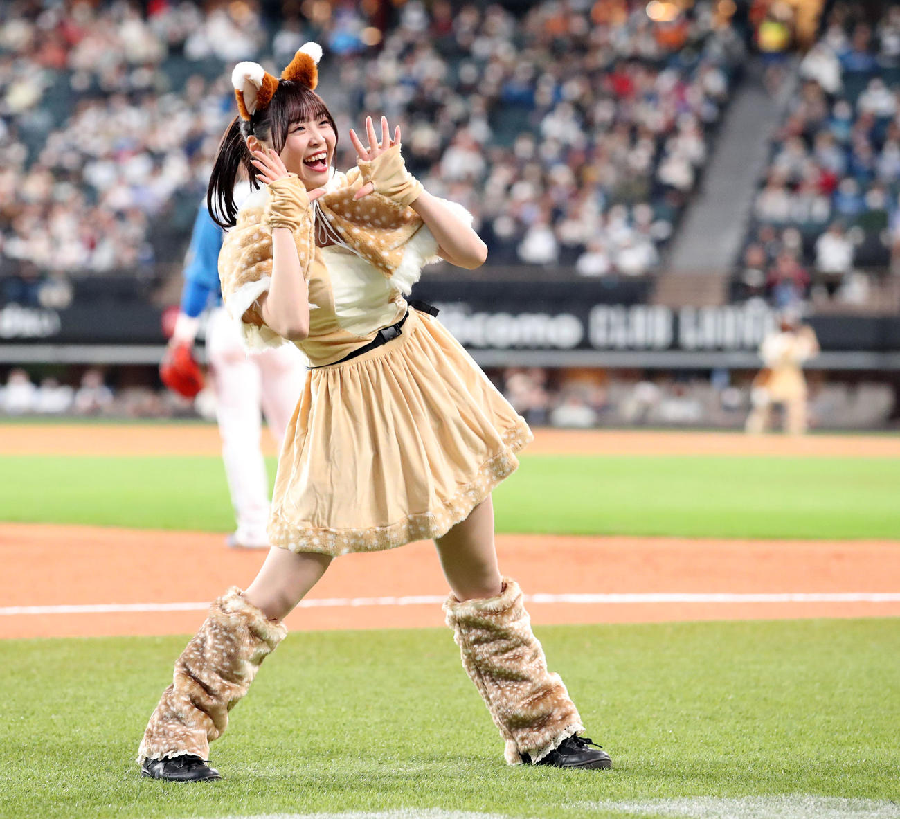 日本ハム対ソフトバンク　新コスチュームで「きつねダンス」を踊るファイターズガールの竹市琴美さん（撮影・佐藤翔太）