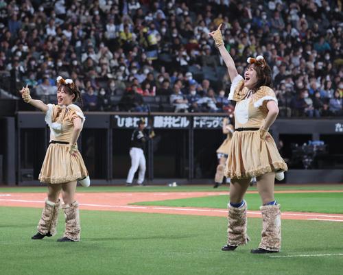 日本ハム対ソフトバンク きつねダンスの限定衣装を着て踊るファイターズガールの鈴木穂乃花さんと田原悠希さん(撮影・黒川智章)