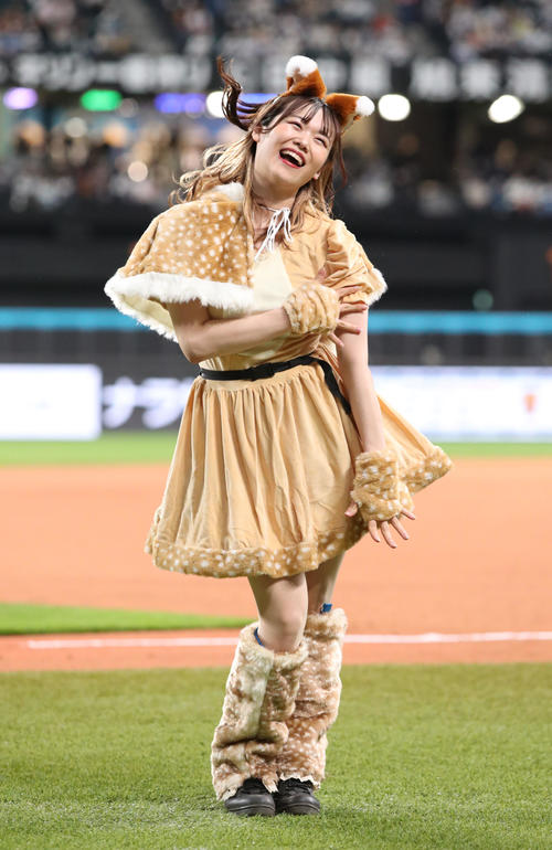 日本ハム対ソフトバンク 新コスチュームで「きつねダンス」を踊るファイターズガールの讃岐花笑さん(撮影・佐藤翔太)