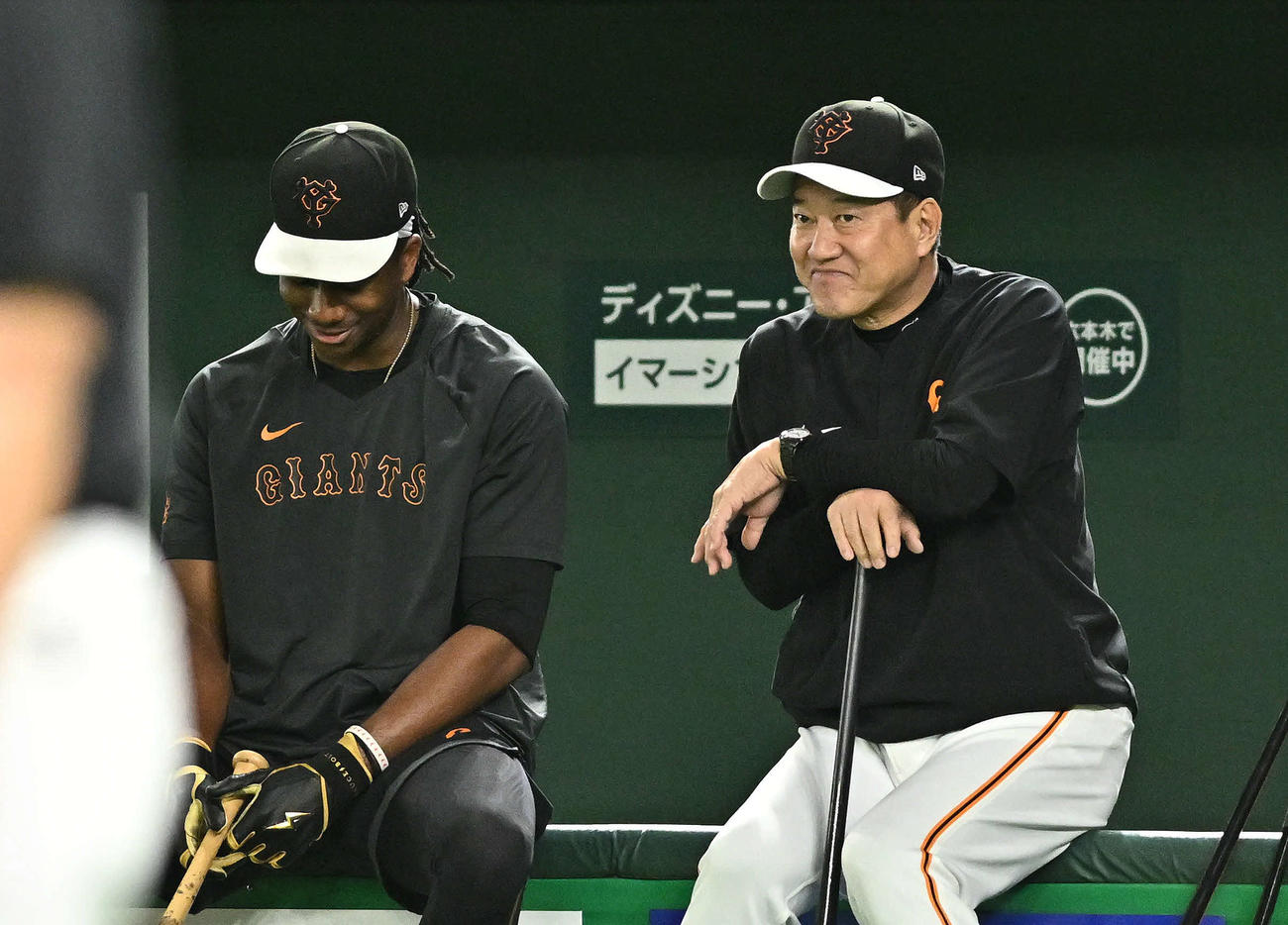 巨人対DeNA　試合前練習で巨人原監督（右）はブリンソンと話す（撮影・滝沢徹郎）