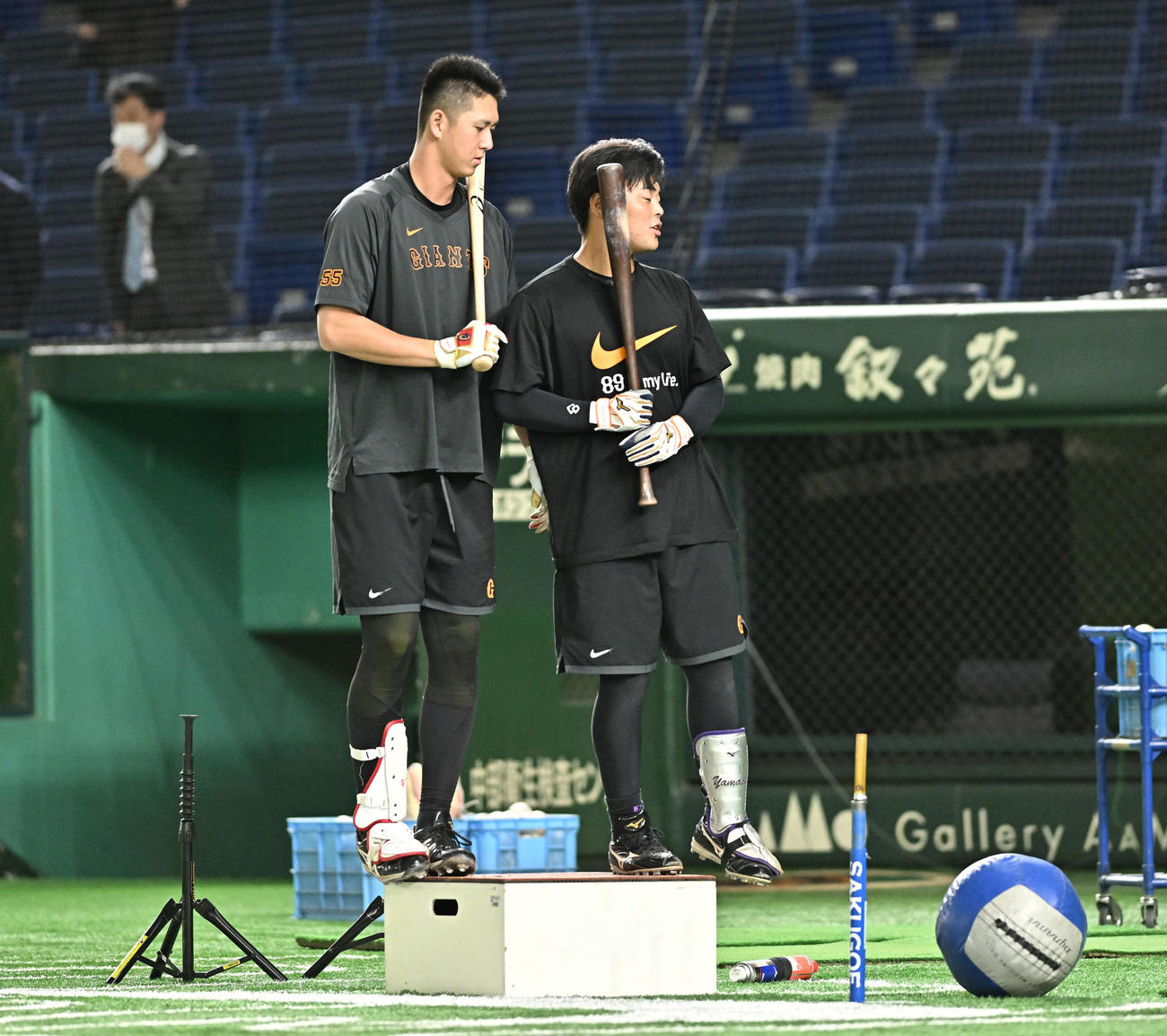 巨人対DeNA　試合前練習で台の上から打撃練習する巨人秋広（左）と山瀬（撮影・滝沢徹郎）
