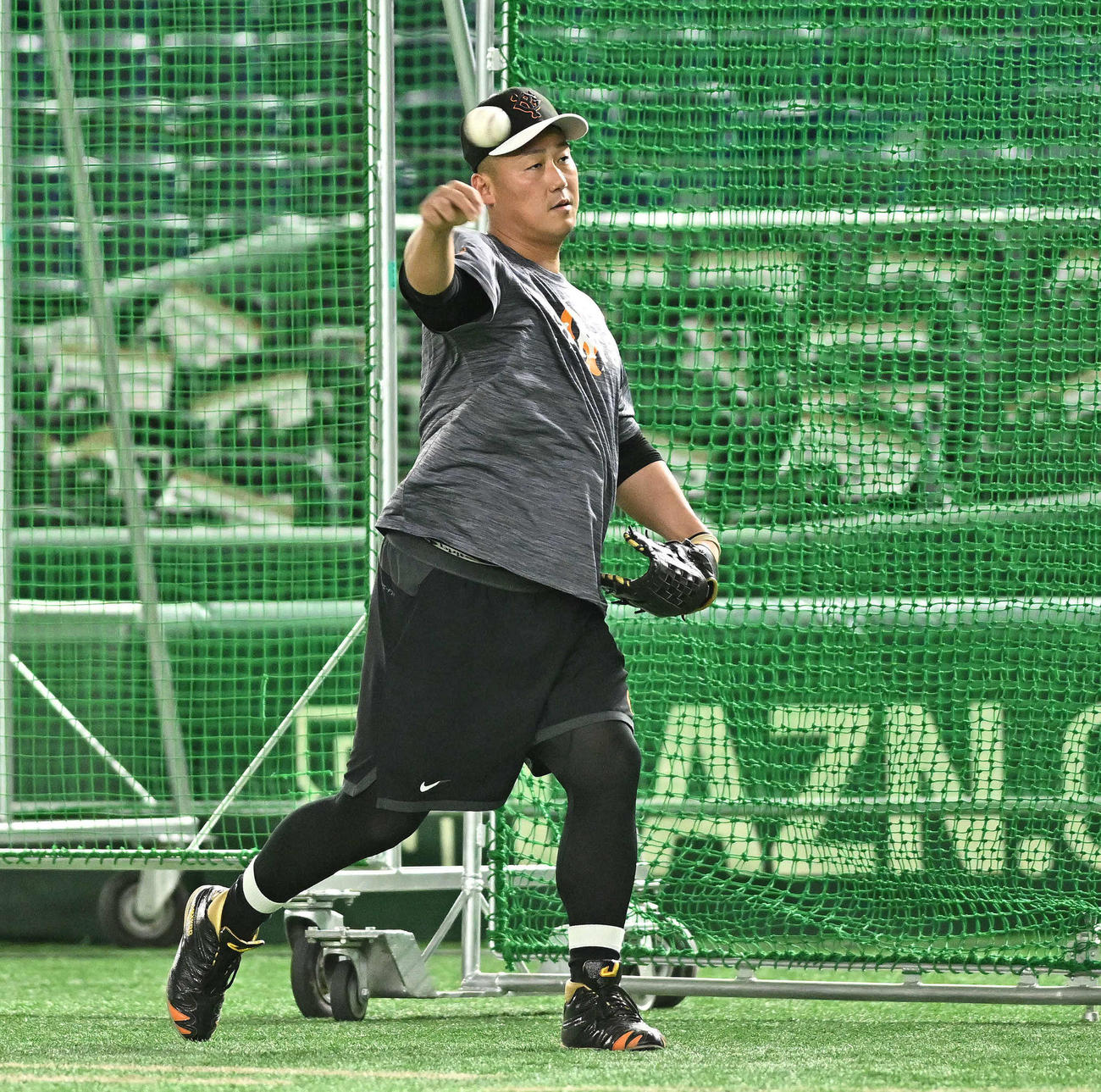 巨人対DeNA　試合前練習に参加しキャッチボールで調整する巨人中田翔（撮影・滝沢徹郎）