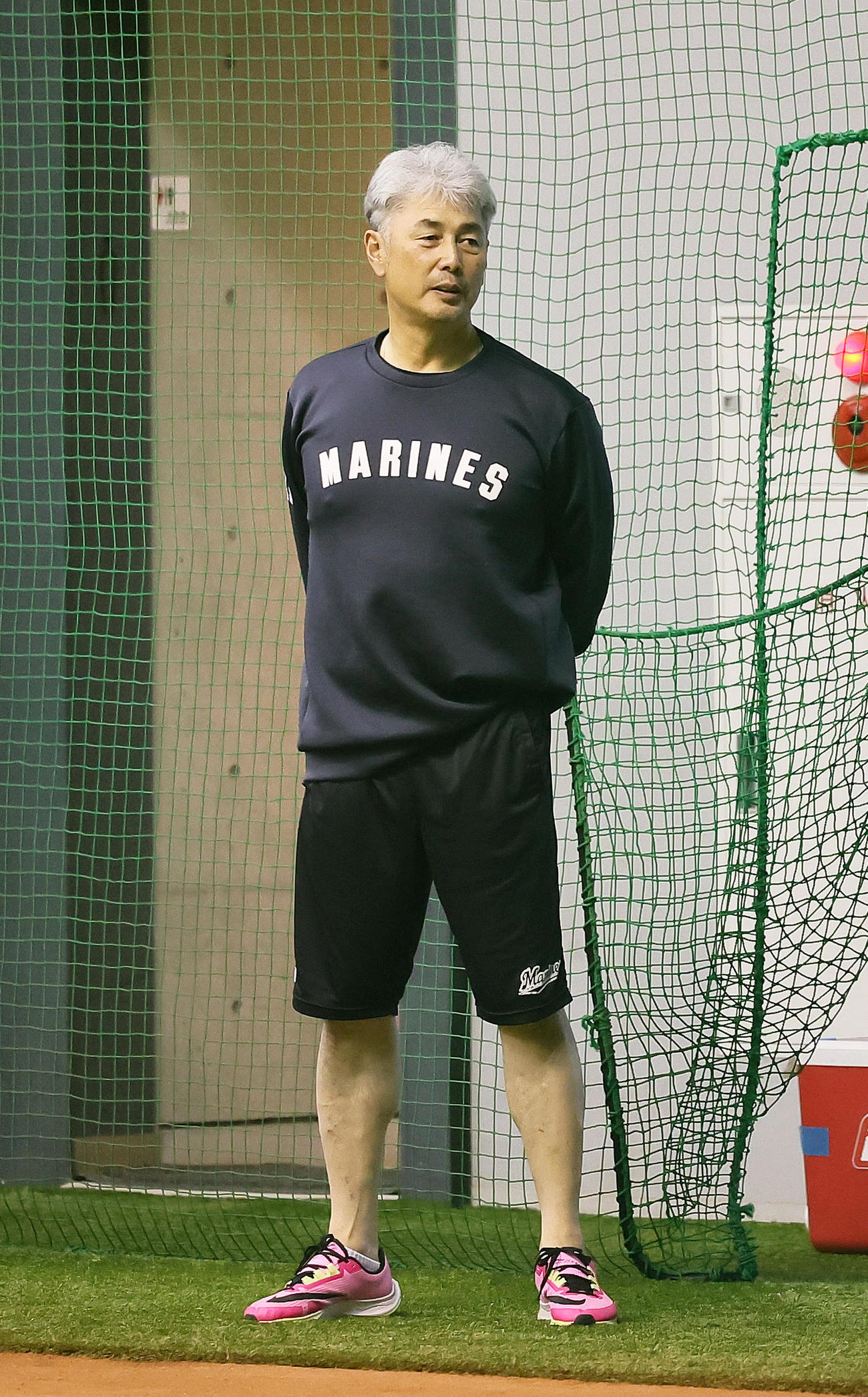 室内練習場で練習を見つめるロッテ吉井監督（撮影・足立雅史）