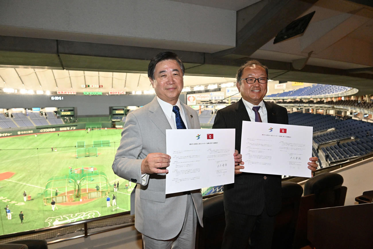 「調布市と読売巨人軍とのスポーツ振興に関する協働協定」を締結した長友貴樹調布市長（左）と巨人今村司代表取締役社長（撮影・滝沢徹郎）