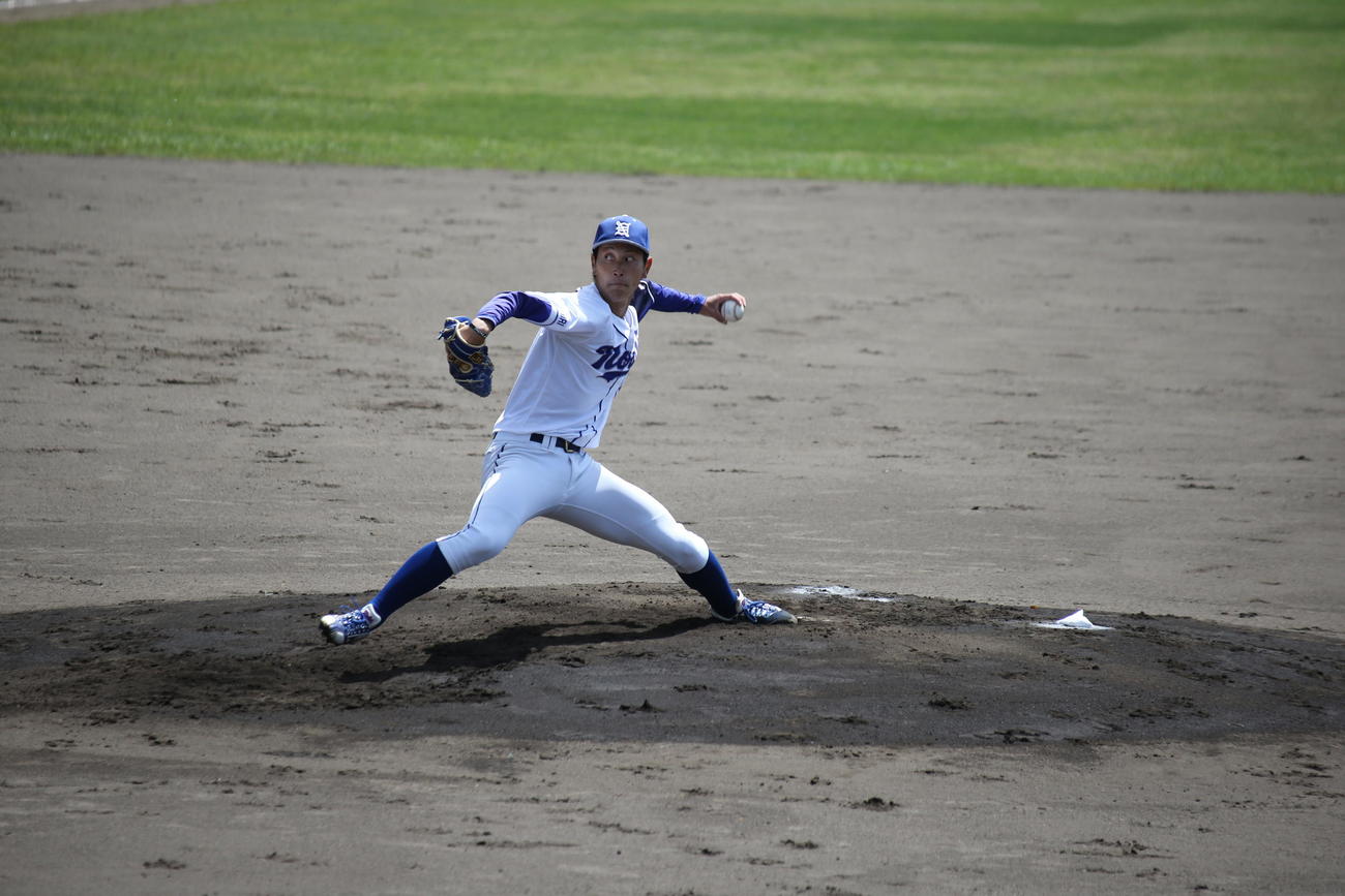 東農大北海道の石沢は力投を見せる（撮影・中島洋尚）