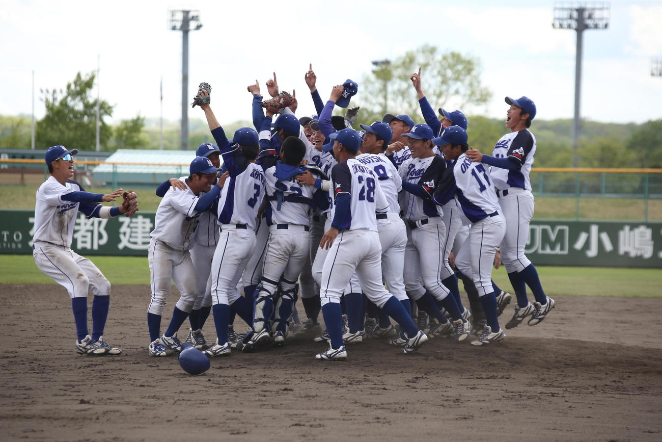 優勝を決め、マウンド上で歓喜の輪を作る東農大北海道ナイン（撮影・中島洋尚）