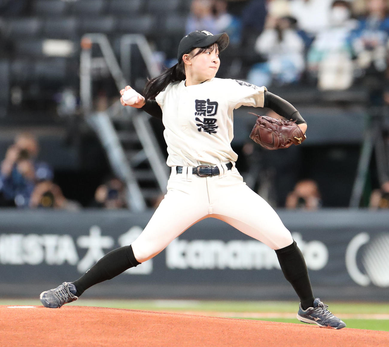 日本ハム対ソフトバンク　始球式を務めた駒大苫小牧の吹越凛乃（撮影・佐藤翔太）