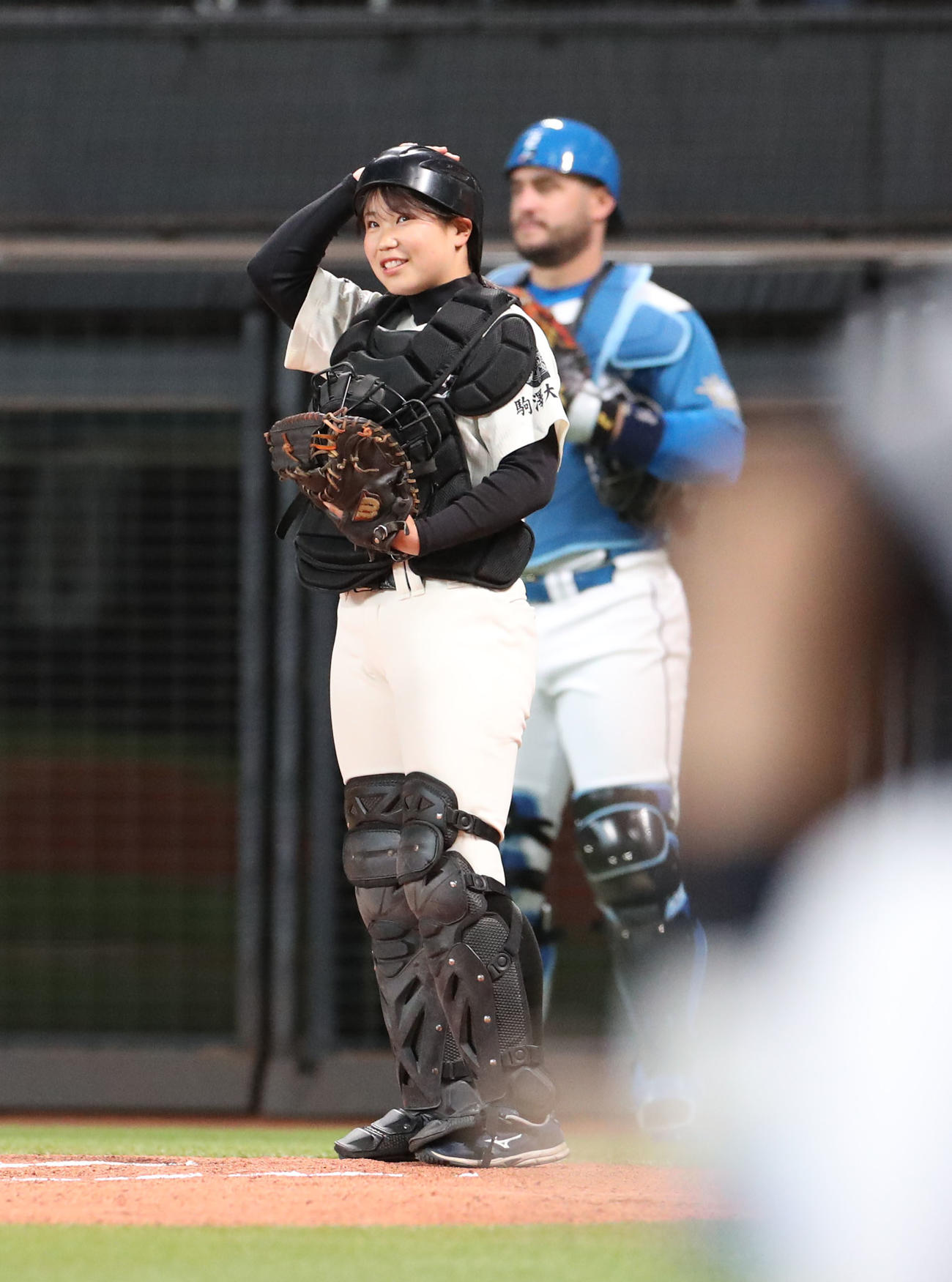 日本ハム対ソフトバンク　始球式で捕手を務めた駒大苫小牧の安東寛乃（撮影・佐藤翔太）