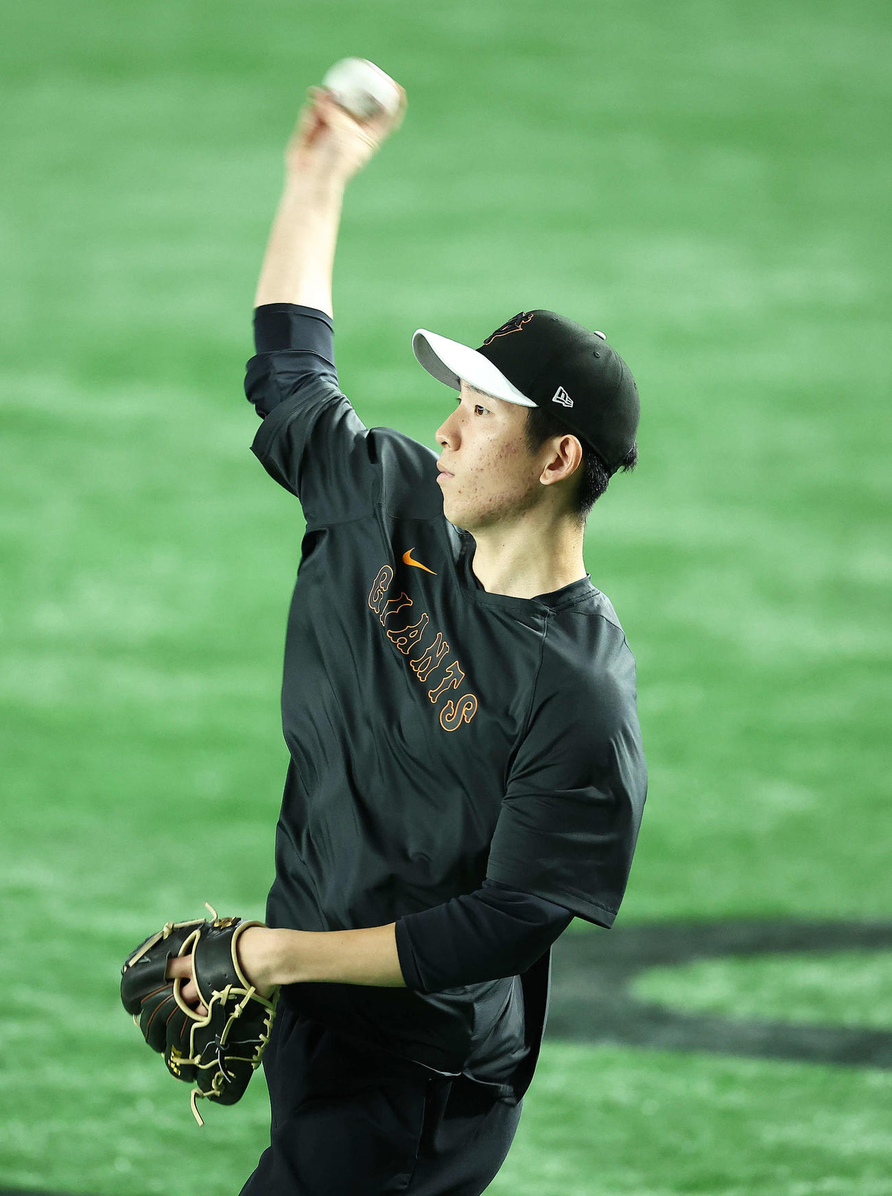 巨人対DeNA　試合前、キャッチボールする巨人戸郷（撮影・河田真司）