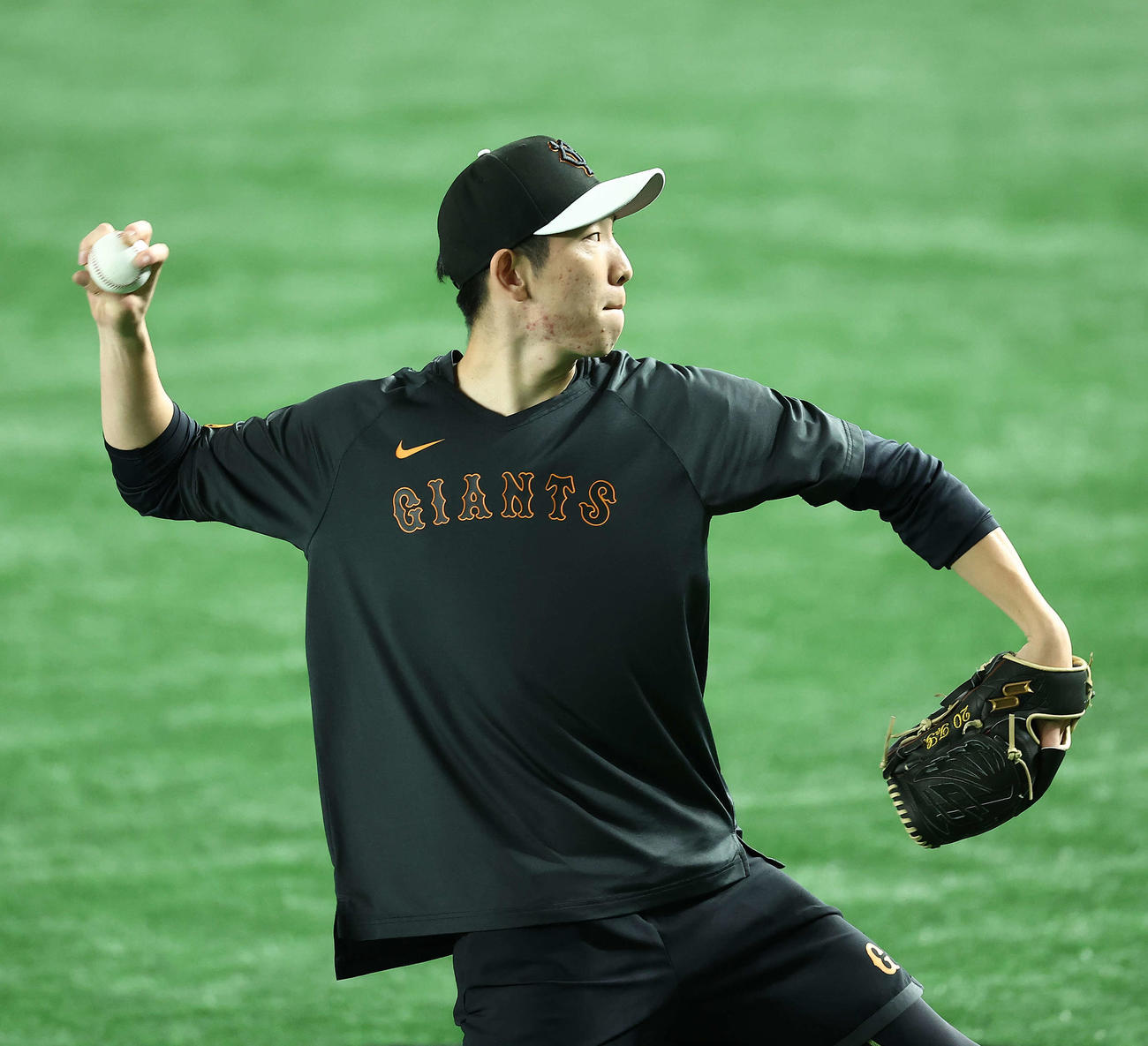 巨人対DeNA　試合前、キャッチボールする巨人戸郷（撮影・河田真司）