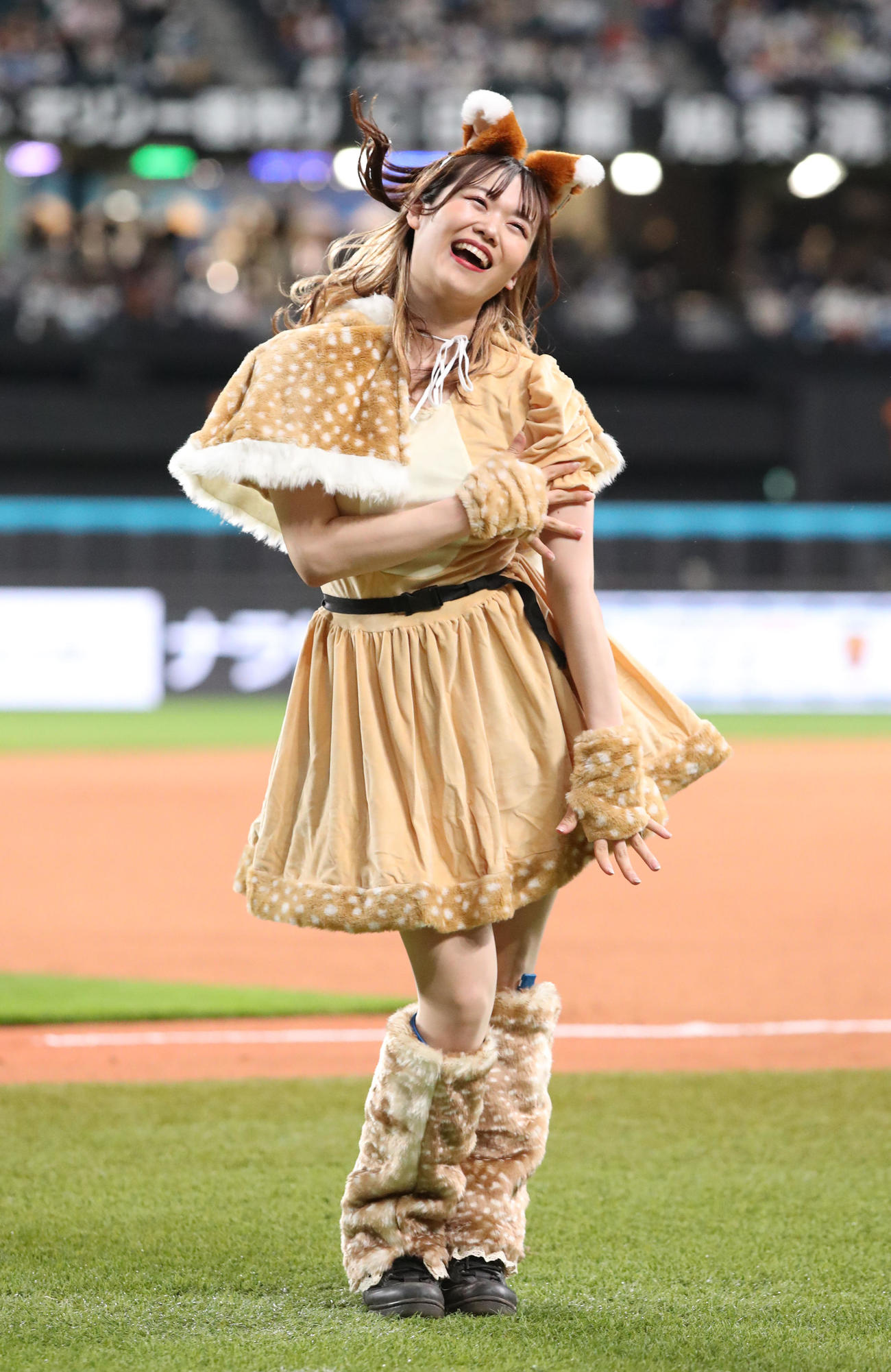 日本ハム対ソフトバンク　新コスチュームで「きつねダンス」を踊るファイターズガールの讃岐花笑さん（撮影・佐藤翔太）