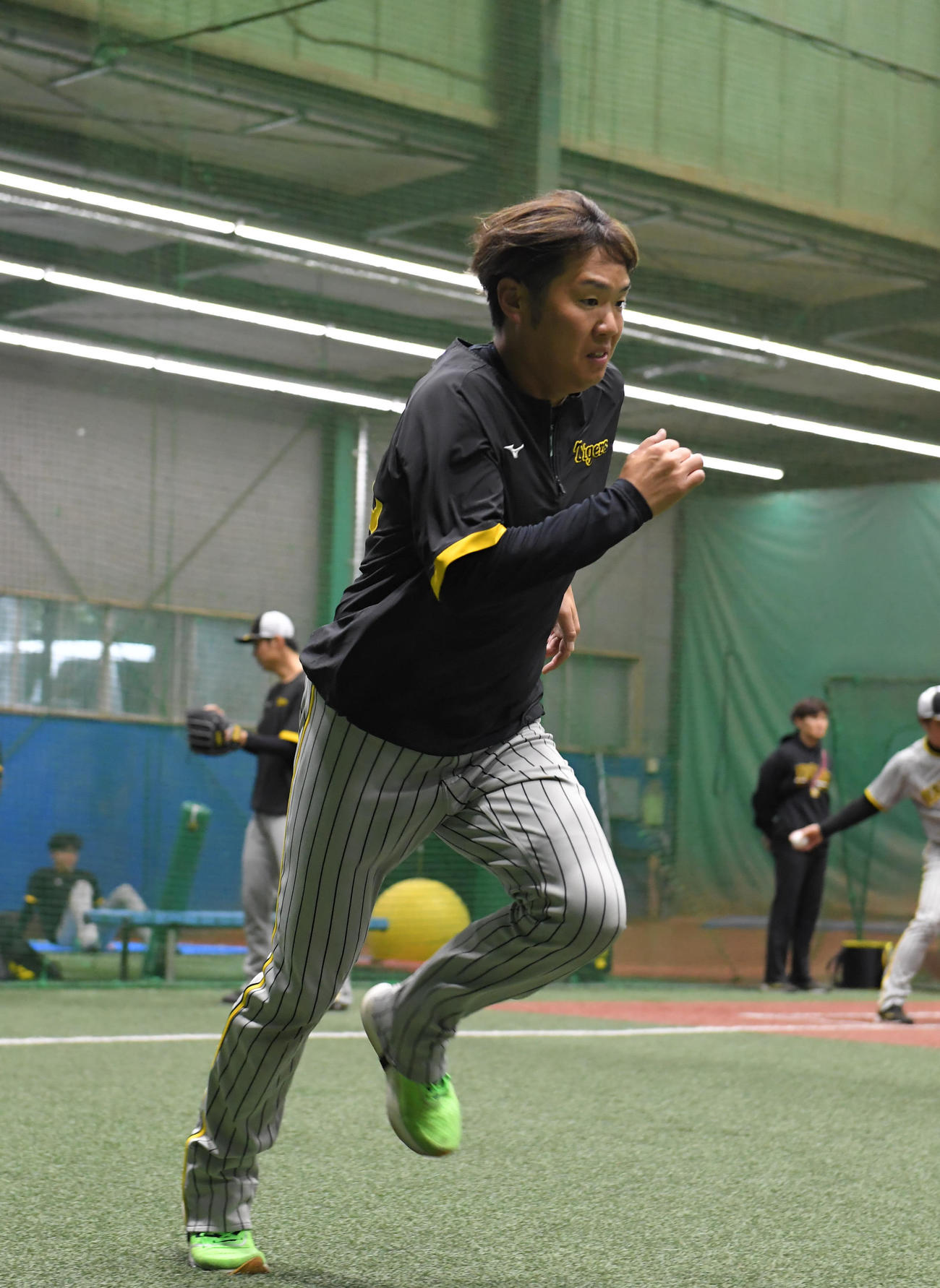 阪神対ヤクルト　ダッシュする阪神西勇（球団提供）
