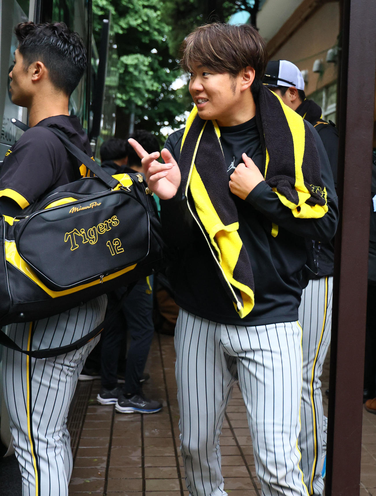 阪神対ヤクルト　練習を終えバスに乗り込む阪神西勇（撮影・藤尾明華）