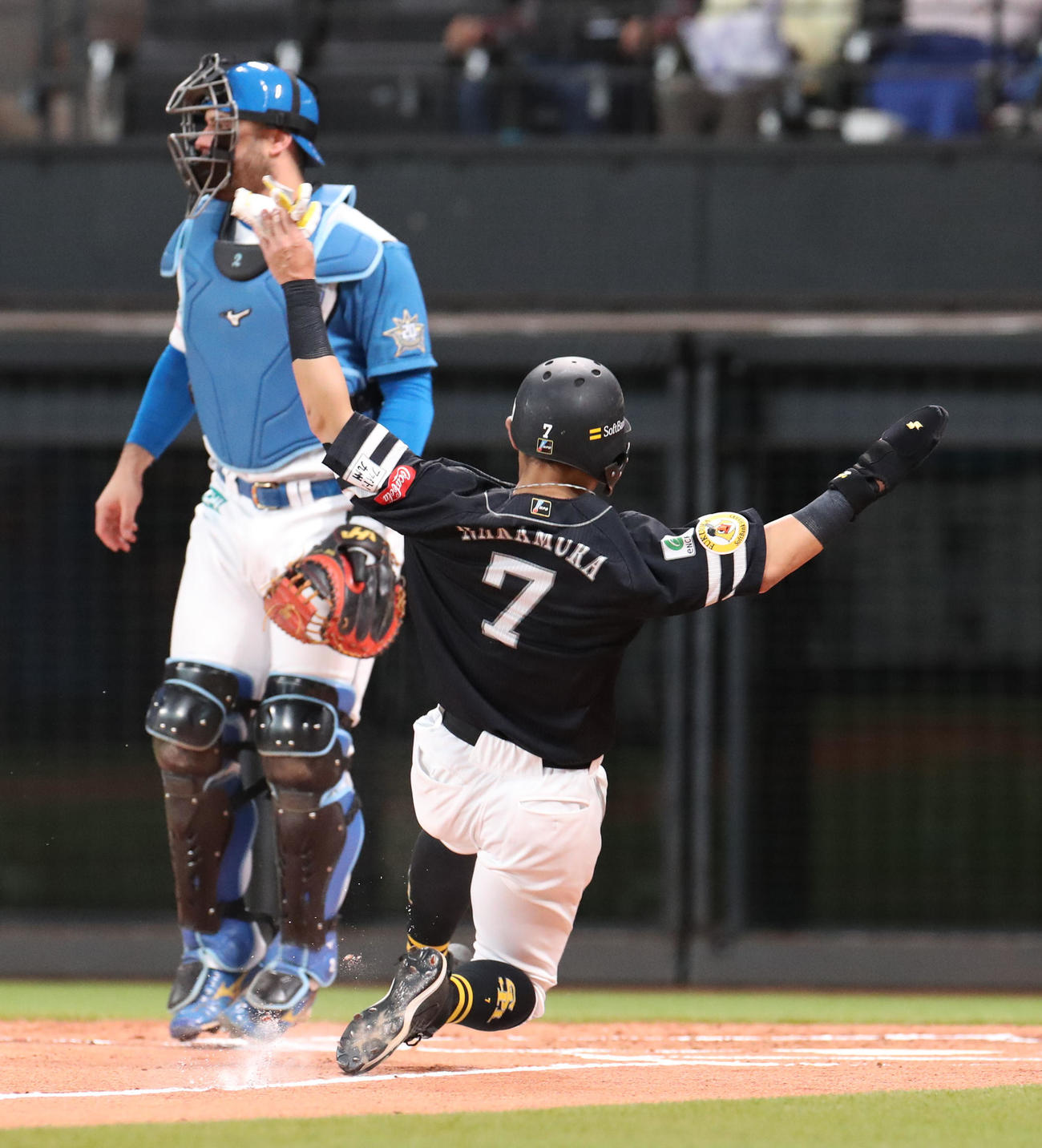 日本ハム対ソフトバンク　1回表ソフトバンク1死一、三塁、柳田の中犠飛で生還する中村晃（撮影・佐藤翔太）