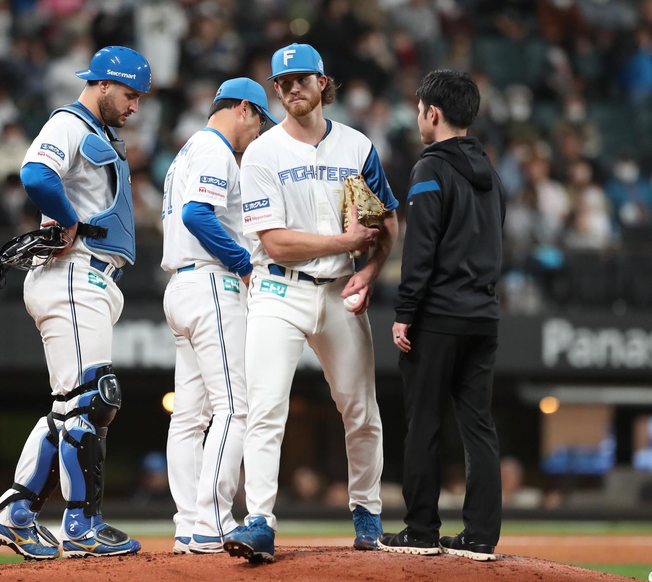 日本ハム対ソフトバンク　4回途中降板のメネズ（撮影・黒川智章）