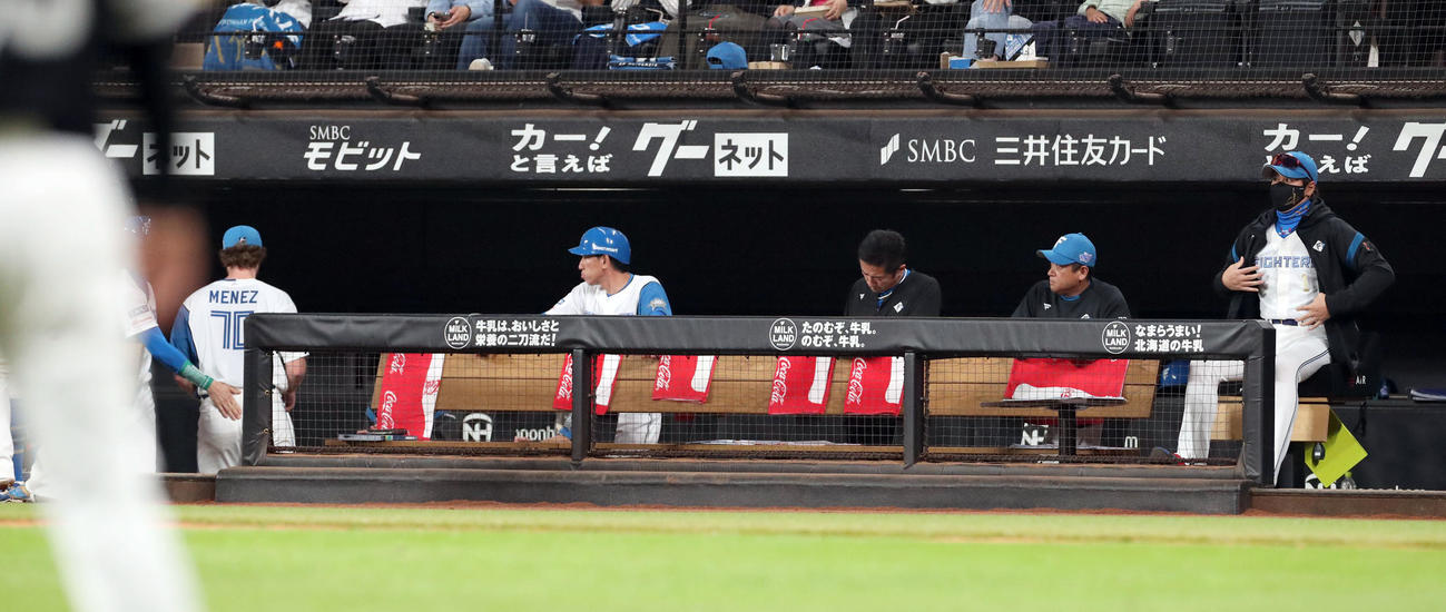 日本ハム対ソフトバンク　日本ハム・メネズ（左）を交代させる新庄監督（撮影・佐藤翔太）